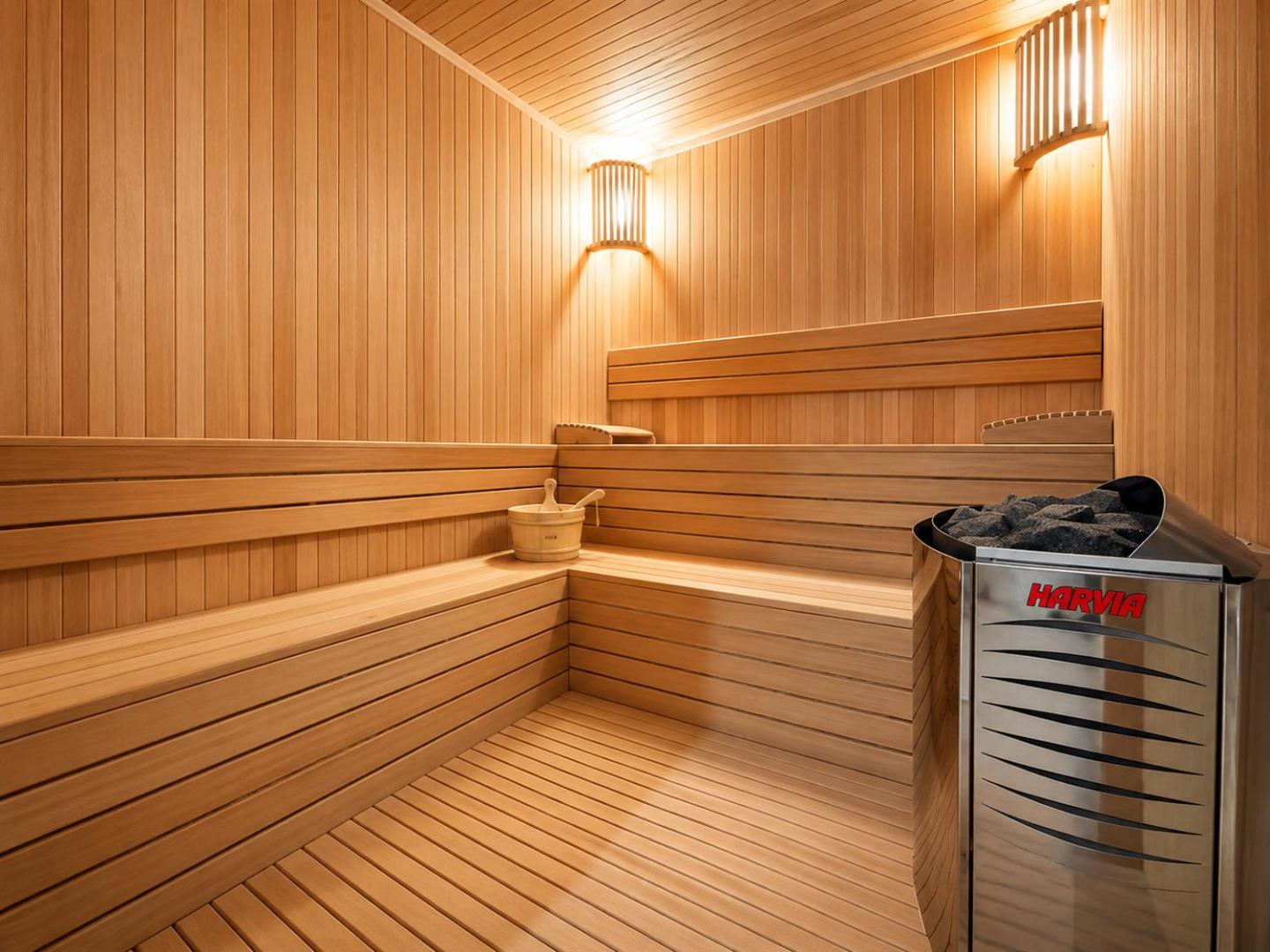 Moderna koka sauna Corfu Hotel spa centrā ar Harvia krāsni un vairākiem sēdvietu līmeņiem relaksācijai