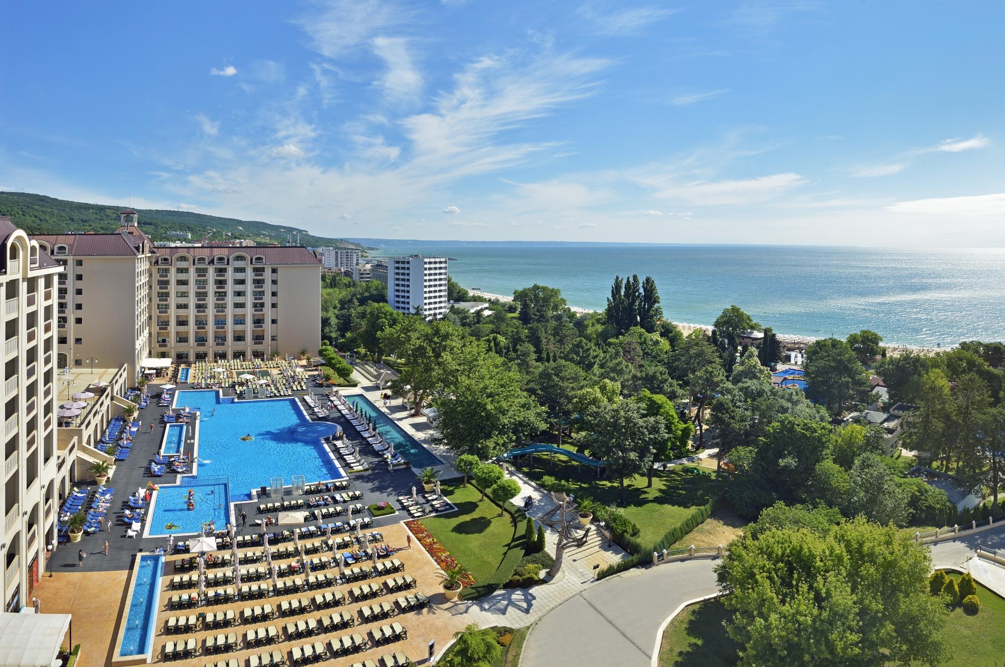 Melia Grand Hermitage kūrorta teritorija no augšas ar baseiniem, dārzu un tiešu piekļuvi Melnās jūras piekrastei