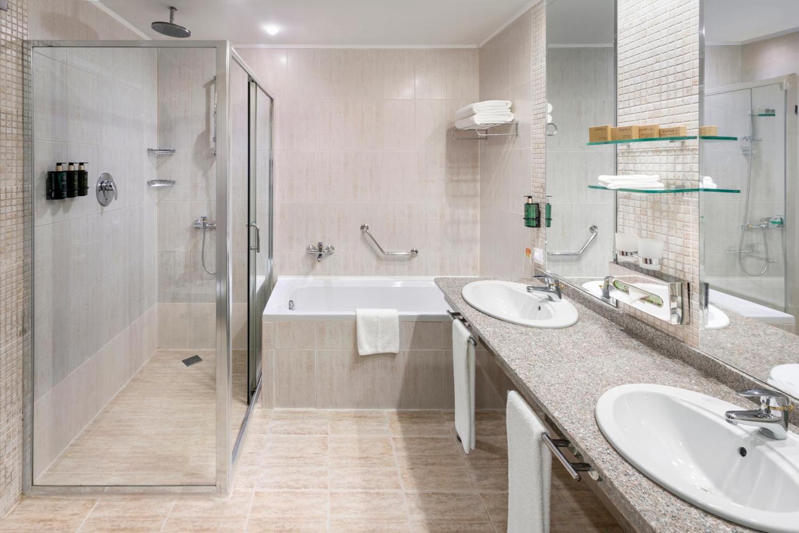Melia Grand Hermitage gaišs vannas numurs ar vannu, atsevišķu dušas kabīni un dubulto izlietni gaišos toņos