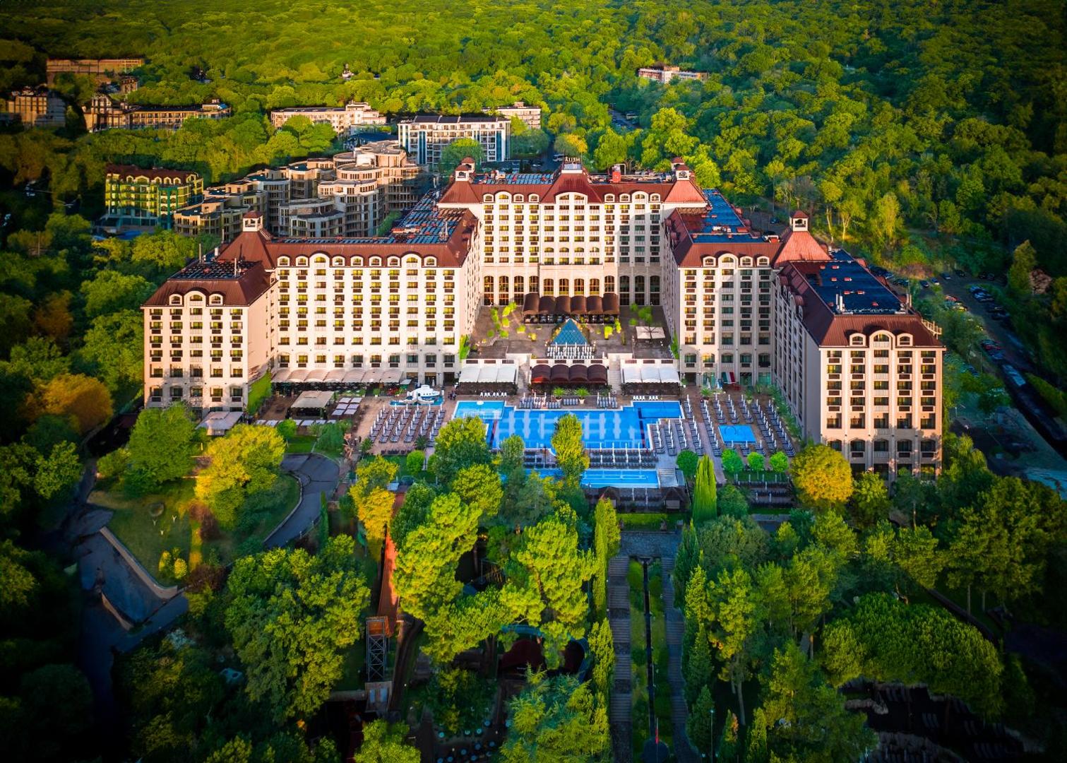 Melia Grand Hermitage viesnīcas ēka no putna lidojuma Zelta Smiltīs, Bulgārijā — iespaidīga arhitektūra, ko ieskauj zaļojošs parks un baseinu komplekss