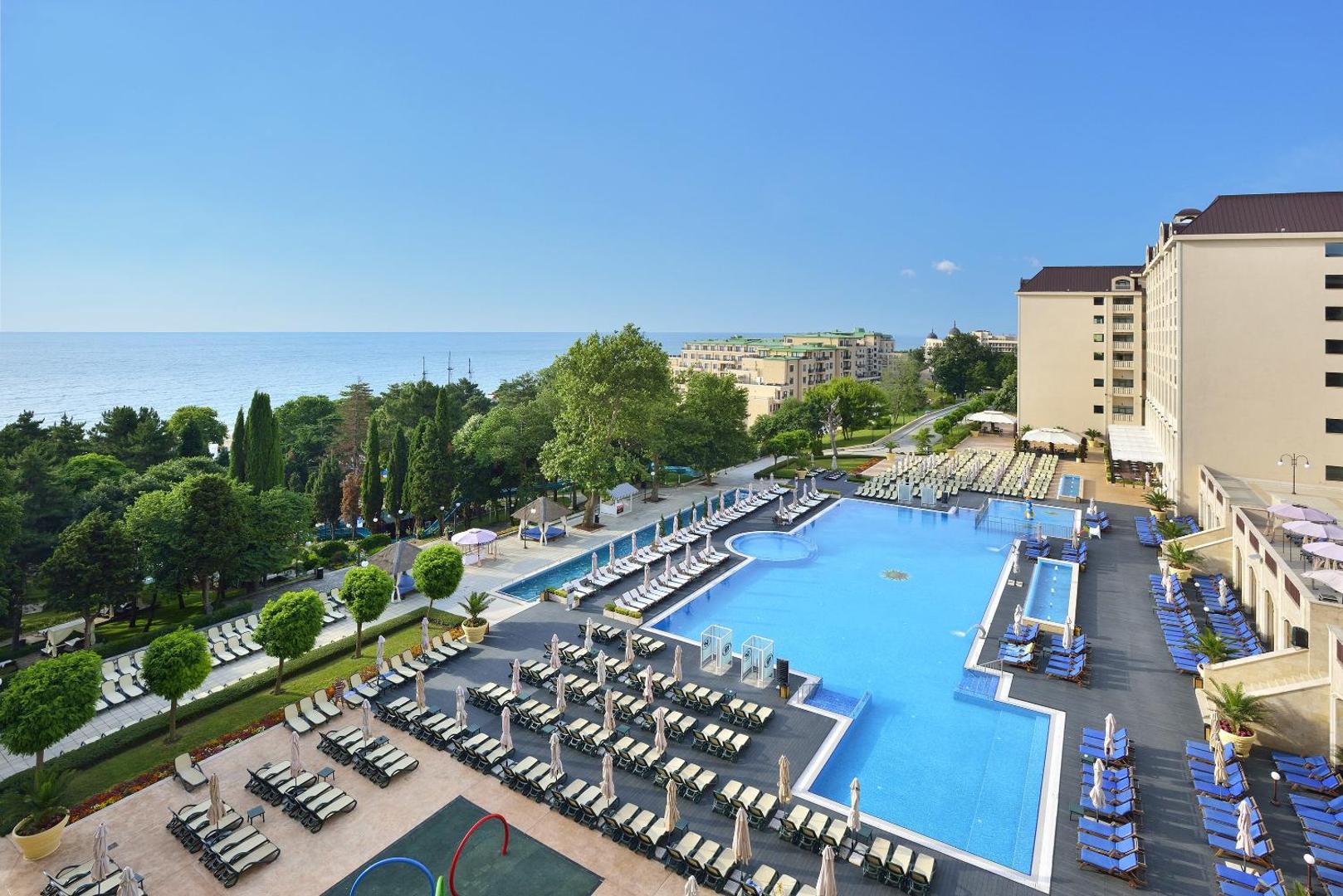 Melia Grand Hermitage lielais āra baseins ar sauļošanās krēsliem, bērnu zonu un skatu uz jūru Bulgārijas kūrortā