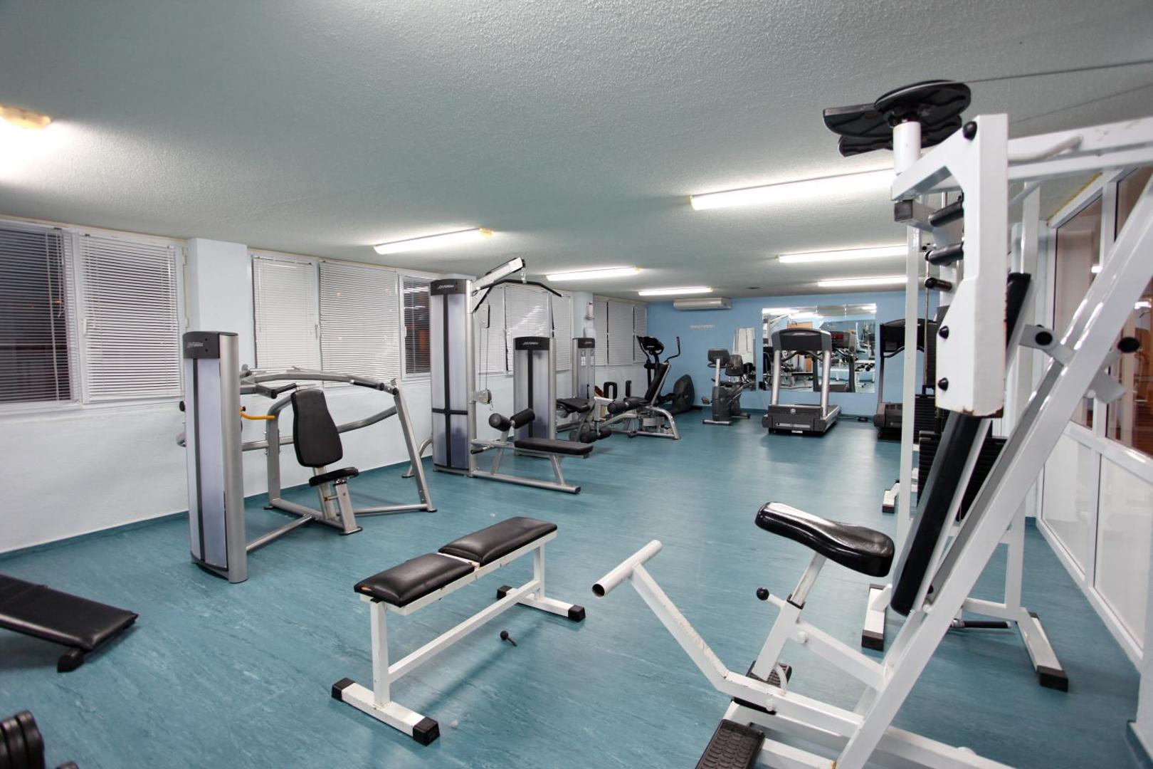 DIT Evrika Beach Club Hotel fitness centrs ar trenažieriem, skrejceliņiem un brīvajiem svariem aktīvai atpūtai