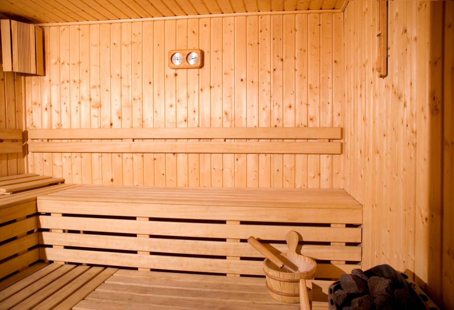 DIT Evrika Beach Club Hotel spa centra koka sauna ar tradicionāliem soliem un akmeņu krāsni relaksācijai Saulainajā Krastā