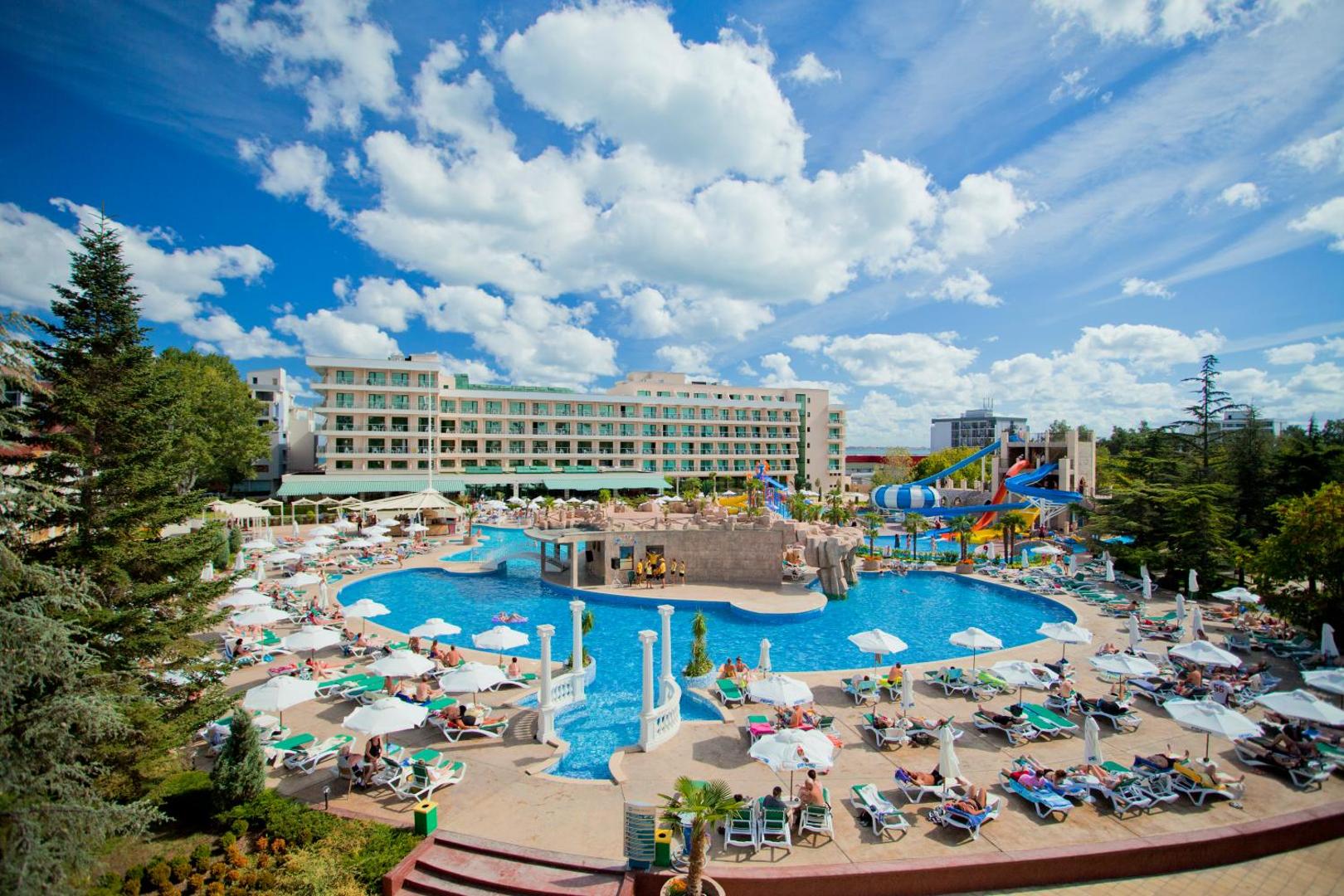 DIT Evrika Beach Club Hotel galvenais baseins un viesnīcas korpuss Saulainajā krastā, Bulgārijā — saulaina diena ar atpūtniekiem pie baseina
