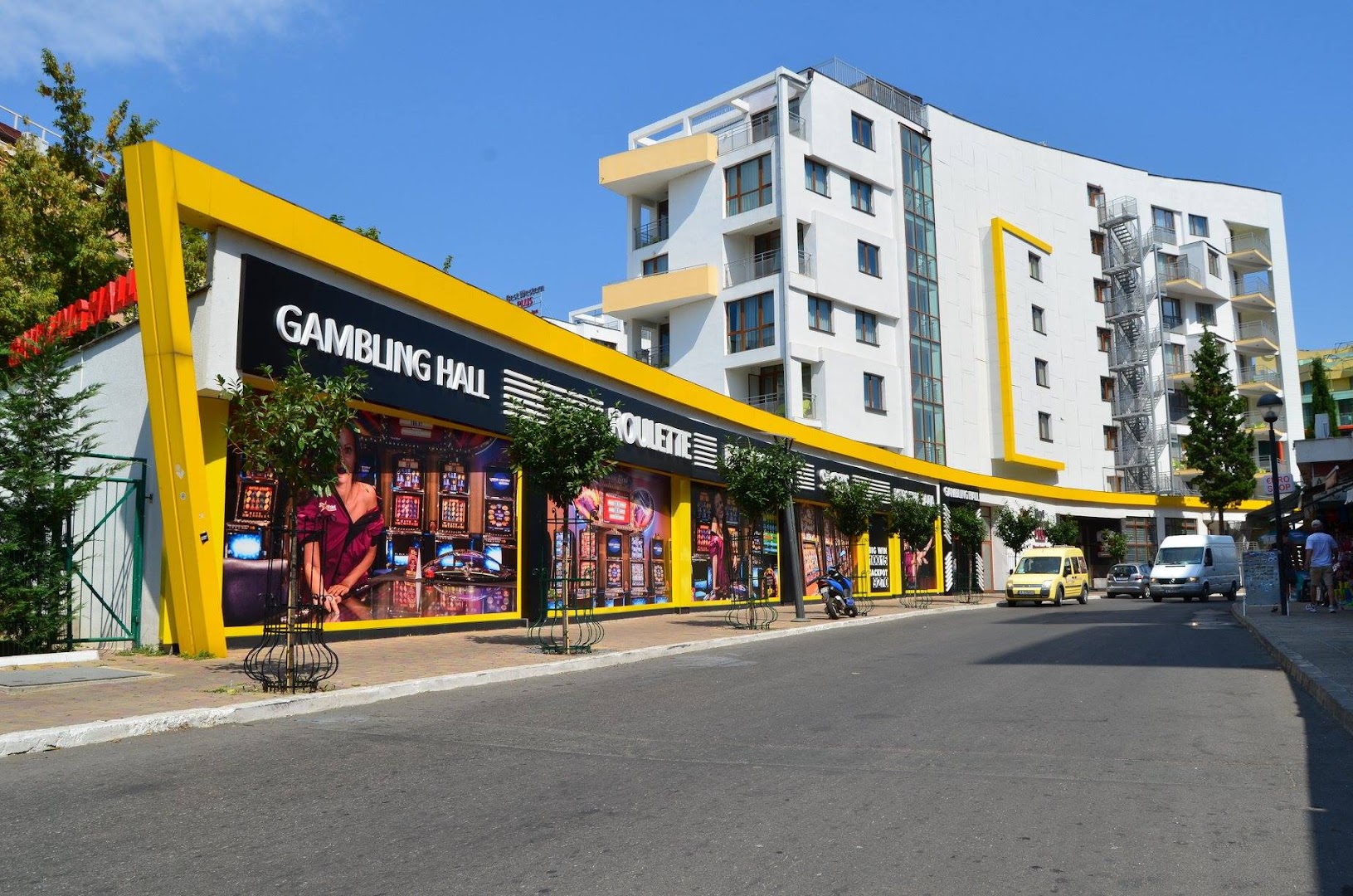 Best Western Plus Premium Inn viesnīcas ēka un Gambling Hall kazino Saulainajā krastā — moderna arhitektūra ar dzelteniem akcentiem