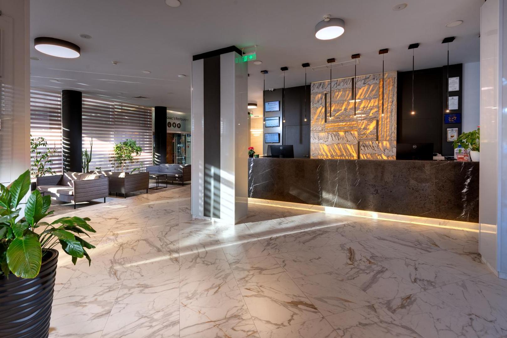 Best Western Plus Premium Inn viesnīcas recepcija ar marmora grīdu un modernu apgaismojumu Saulainajā krastā, Bulgārijā
