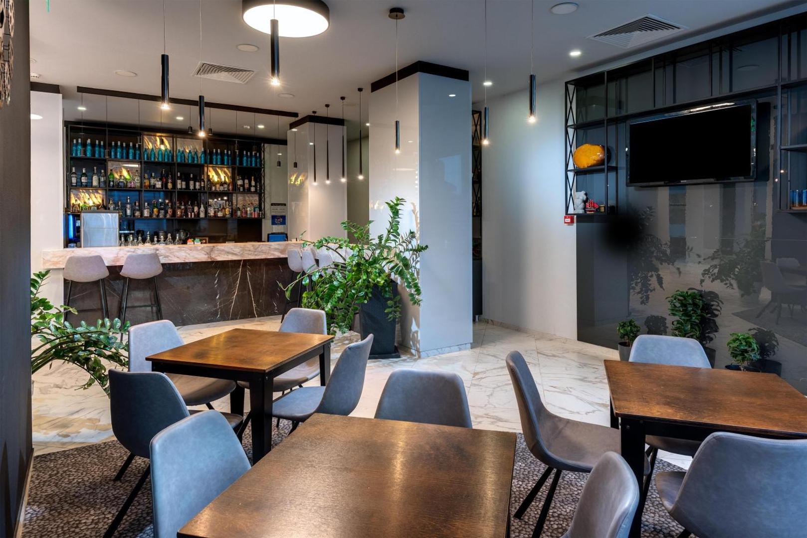 Best Western Plus Premium Inn viesnīcas bārs un kafejnīca ar modernām mēbelēm un plašu dzērienu izvēli Saulainajā krastā