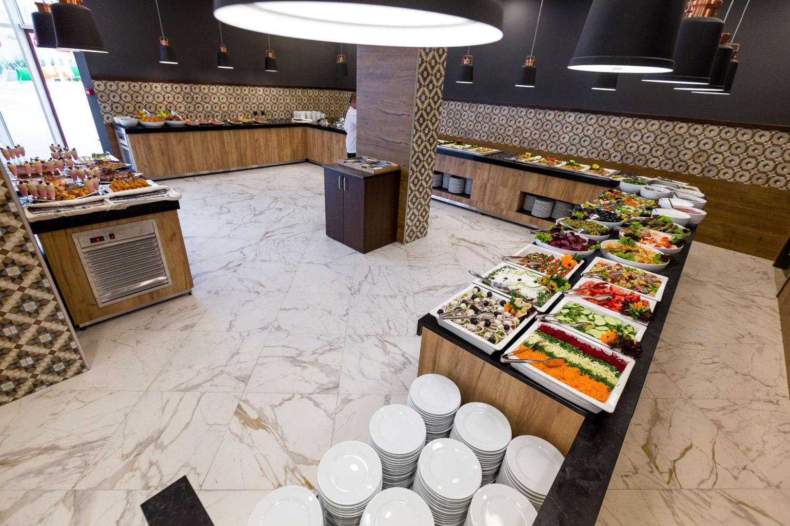 Best Western Plus Premium Inn bagātīga bufetes tipa brokastu un vakariņu izvēle ar svaigiem salātiem un uzkodām viesnīcas restorānā Saulainajā krastā