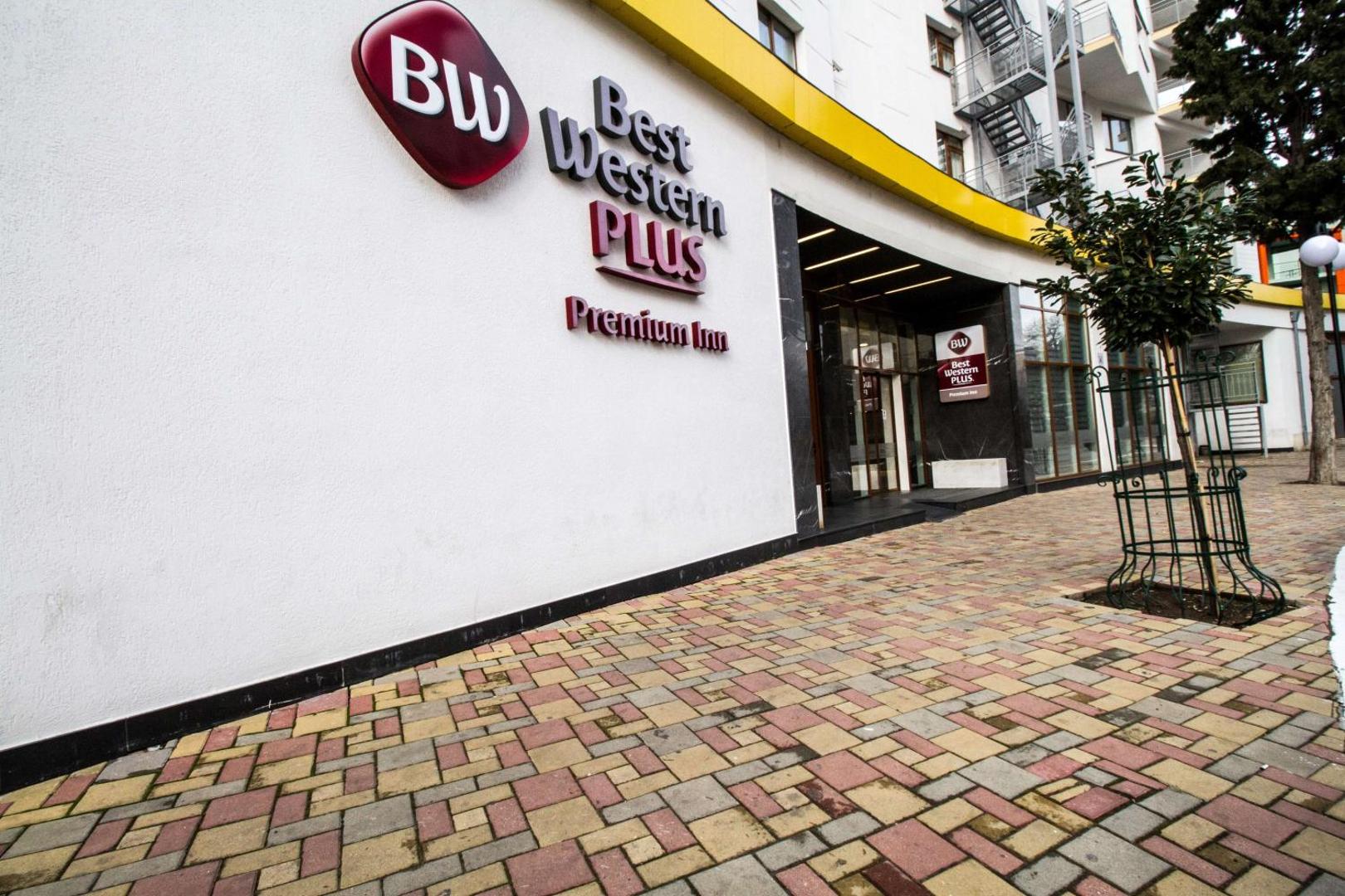 Best Western Plus Premium Inn viesnīcas ieeja Saulainajā krastā, Bulgārijā — moderna fasāde ar zīmola logotipu un bruģētu gājēju zonu