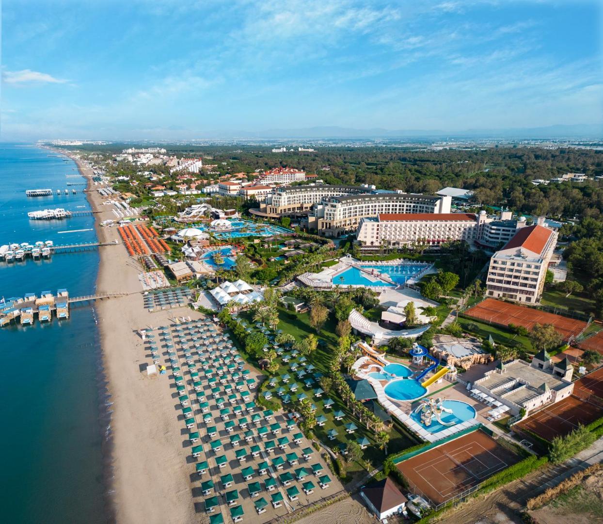 Kaya Belek viesnīcas panorāmas skats no putna lidojuma uz plašo piekrasti, baseiniem un zaļo teritoriju Belekas reģionā, Turcijā