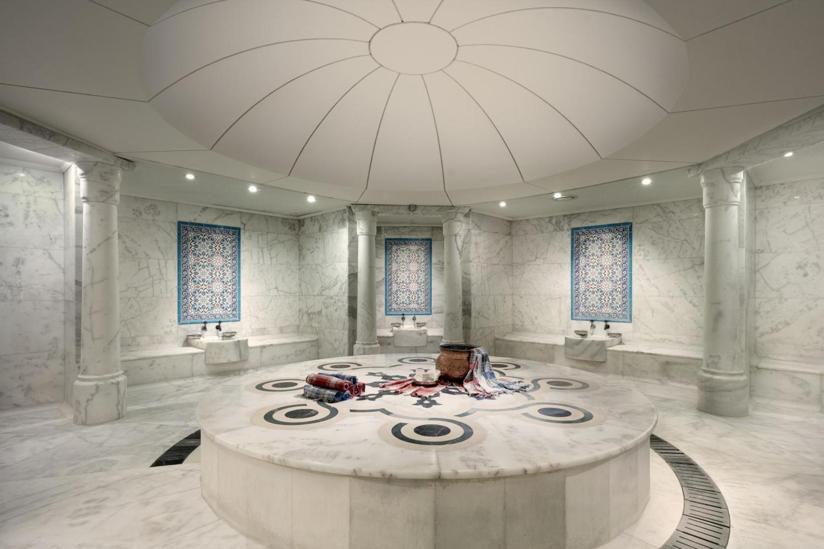 Tradicionāls turku hamams Kaya Belek spa centrā ar marmora apdari, centrālo akmens platformu un dekoratīvām flīzēm