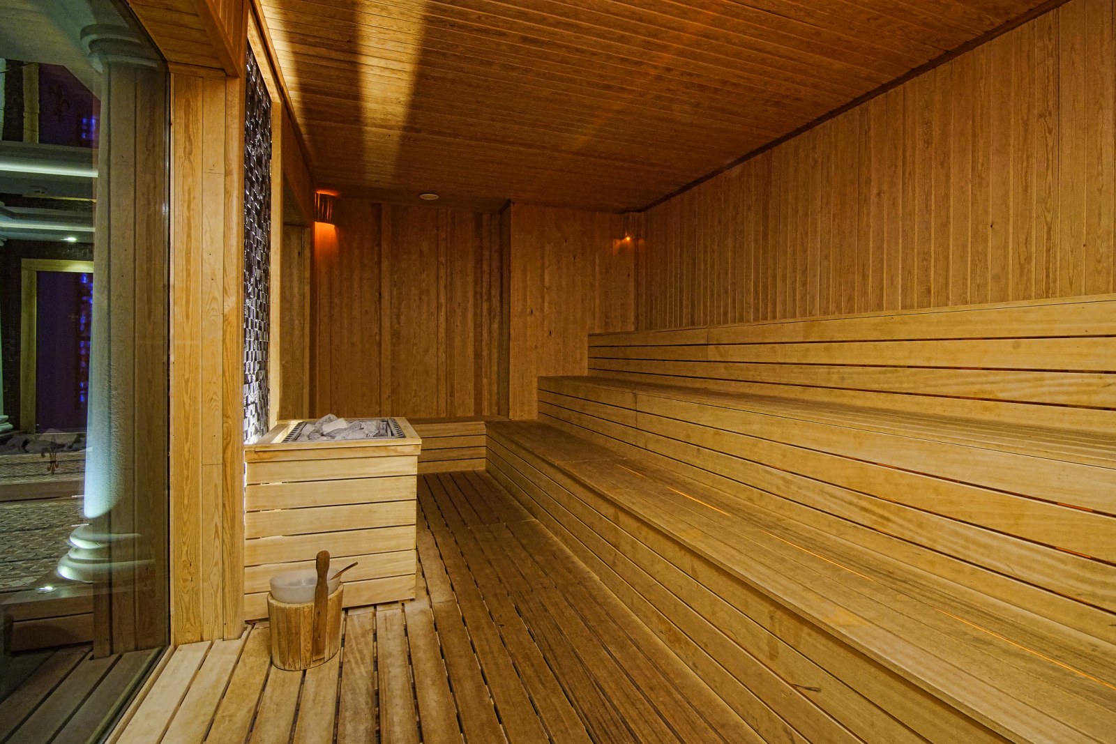 Rai Premium Tekirova spa centra koka sauna ar vairāku līmeņu sēdvietām un akmens krāsni relaksācijai Kemeras reģionā