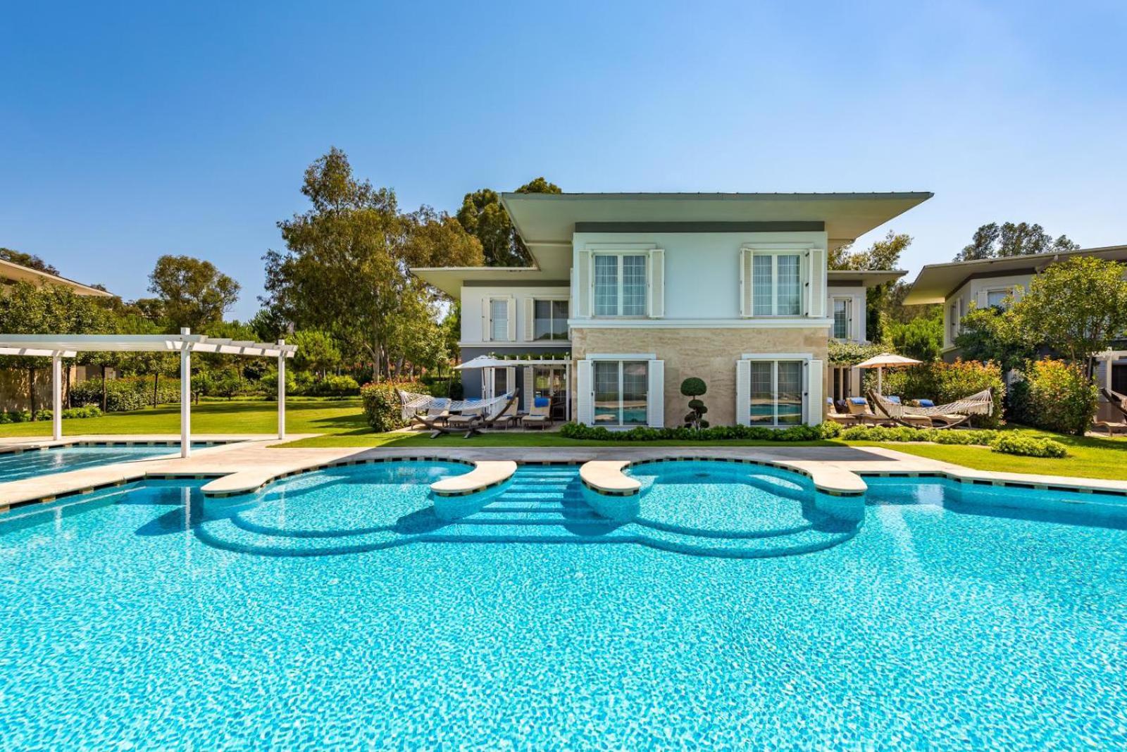 Cornelia Diamond Golf Resort & Spa divstāvu villa ar privātu baseinu, dārzu un atpūtas krēsliem saulainā dienā Belekā