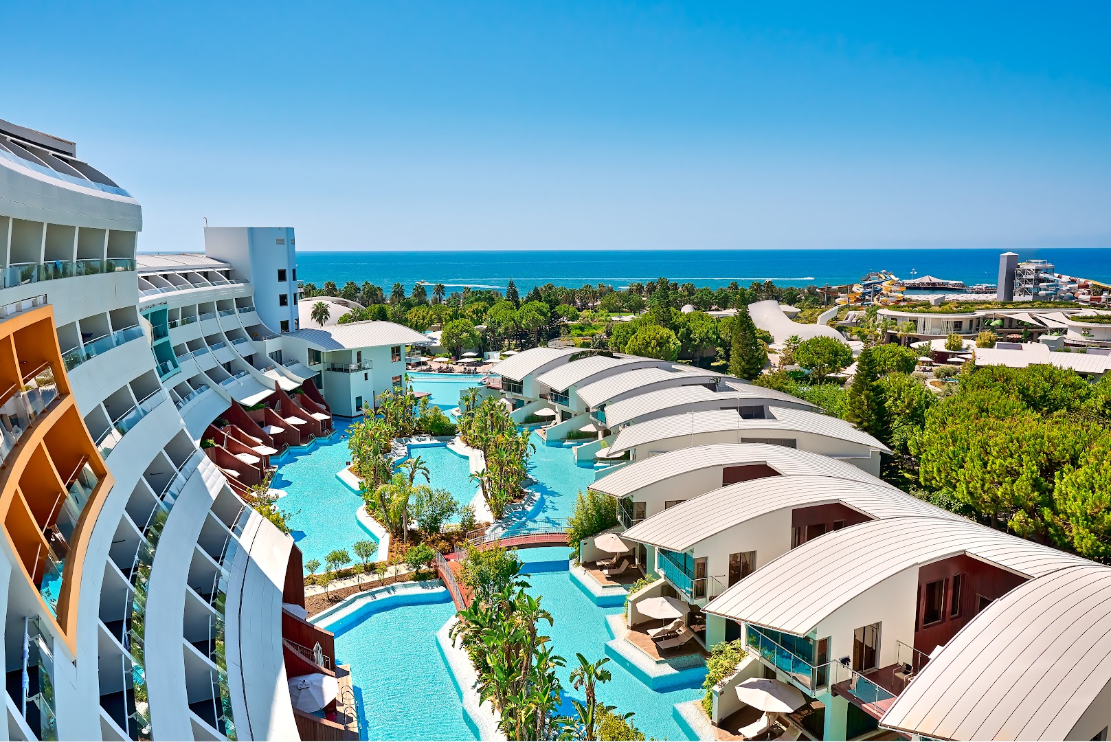 Cornelia Diamond Golf Resort & Spa modernā arhitektūra ar skatu uz Vidusjūru, akvaparku un plašo baseinu zonu Belekas piekrastē