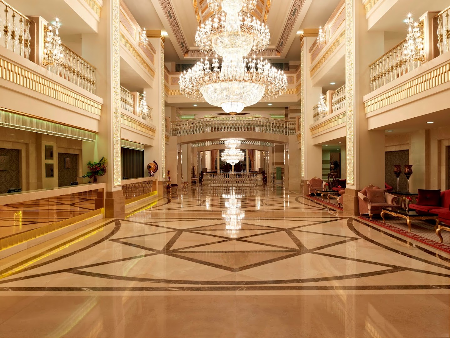 Dobedan Exclusive Hotel & Spa greznais vestibils Belekā ar augstiem griestiem, kristāla lustrām un marmora grīdu — eleganta uzņemšanas zona