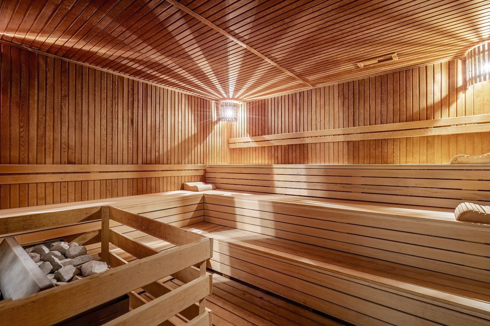 Plaša koka sauna Bellis Deluxe Hotel spa kompleksā ar vairākiem līmeņiem un mīkstu, siltu apgaismojumu atpūtai