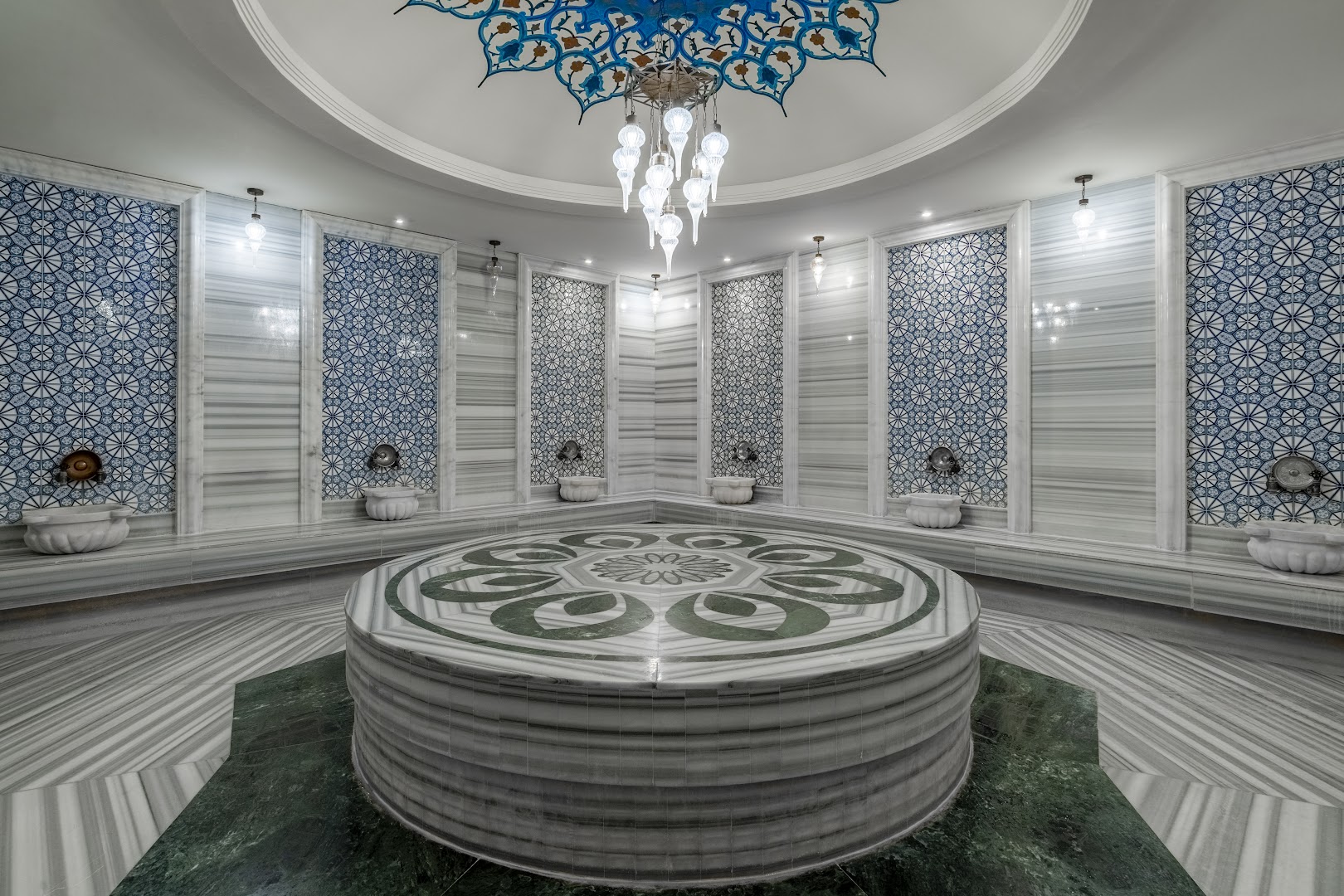 Tradicionāls turku hamams Bellis Deluxe Hotel spa centrā ar marmora apdari, rakstainām flīzēm un centrālo akmens platformu