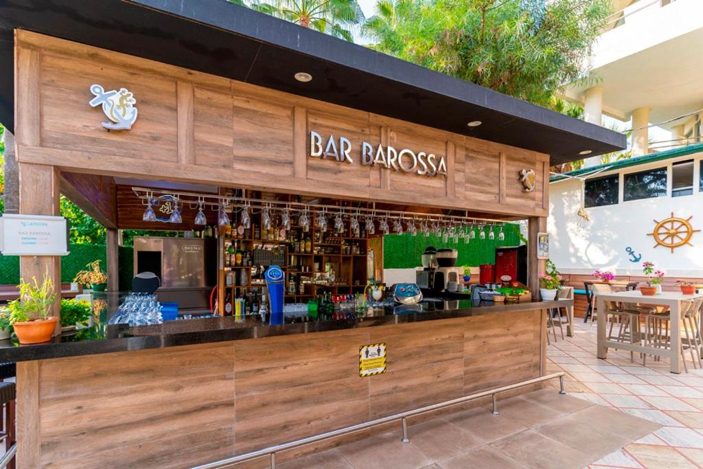 L'ancora Beach Hotel bārs Bar Barossa Kemeras kūrortā — koka apdares āra bārs ar plašu dzērienu izvēli un sēdvietām