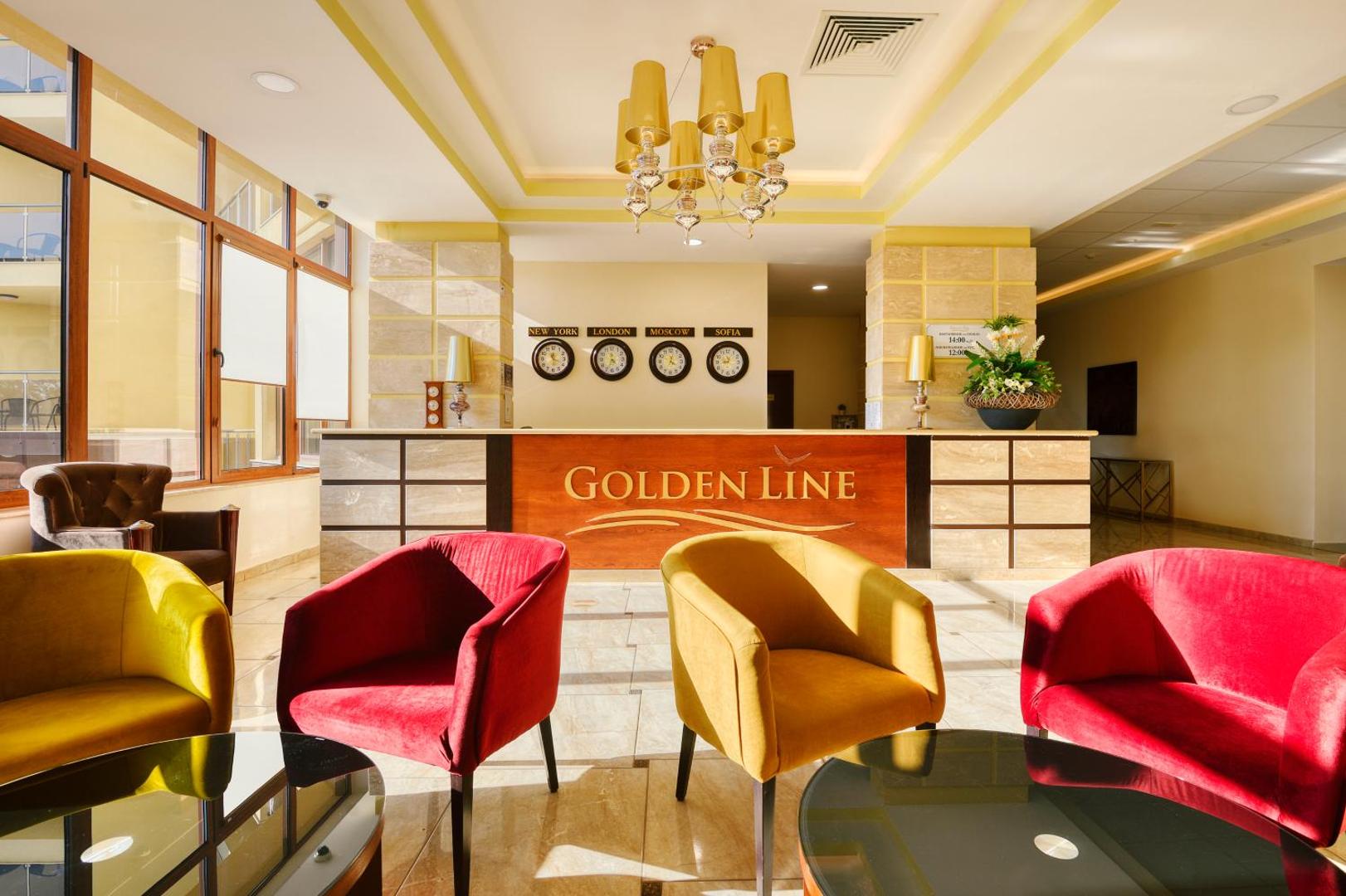 Golden Line viesnīcas recepcija un vestibils ar krāsainiem atpūtas krēsliem un zelta lustru Zelta Smiltīs
