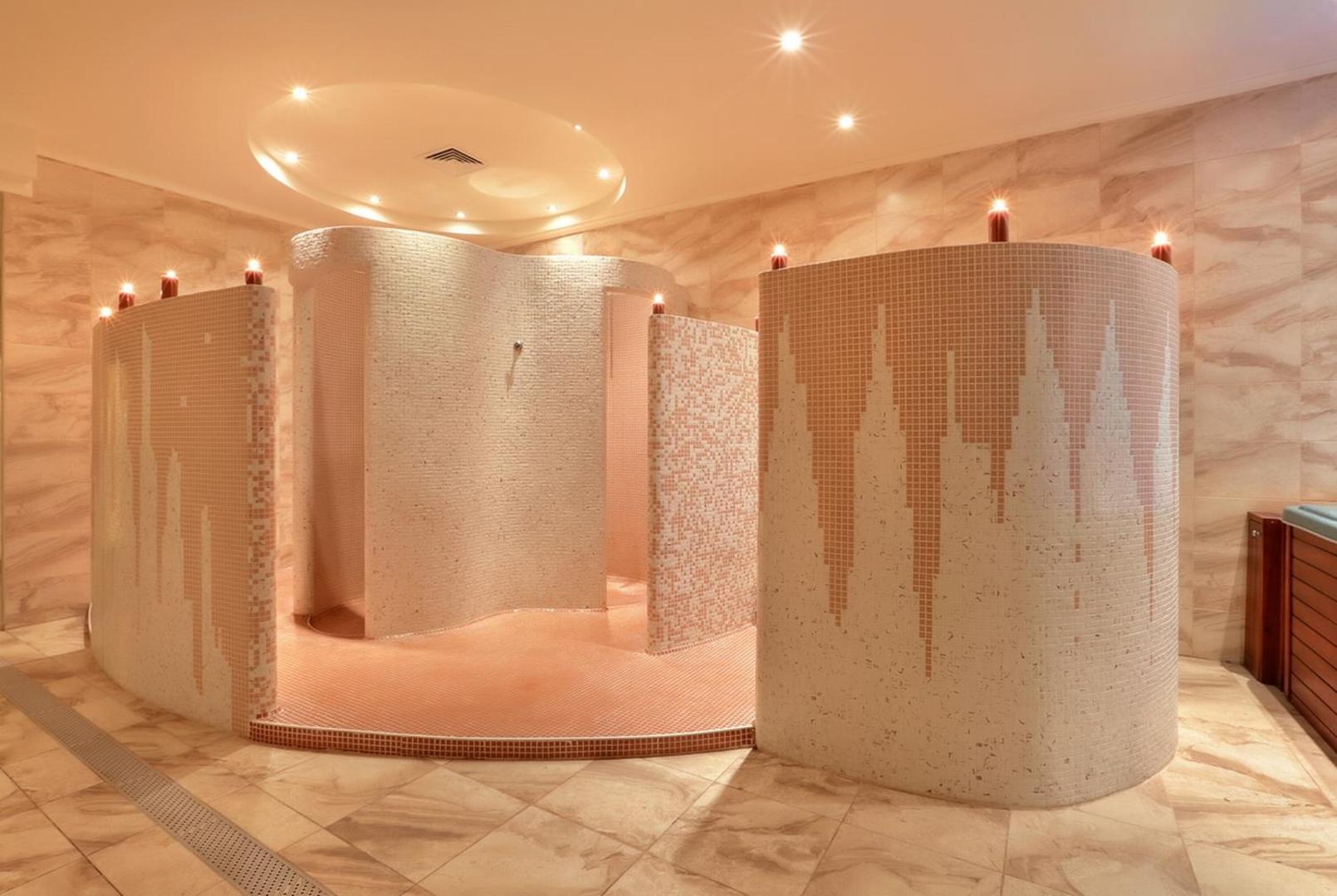 Golden Line spa centra dušas zona ar mozaīkas flīzēm un siltu apgaismojumu relaksācijai Zelta Smiltīs