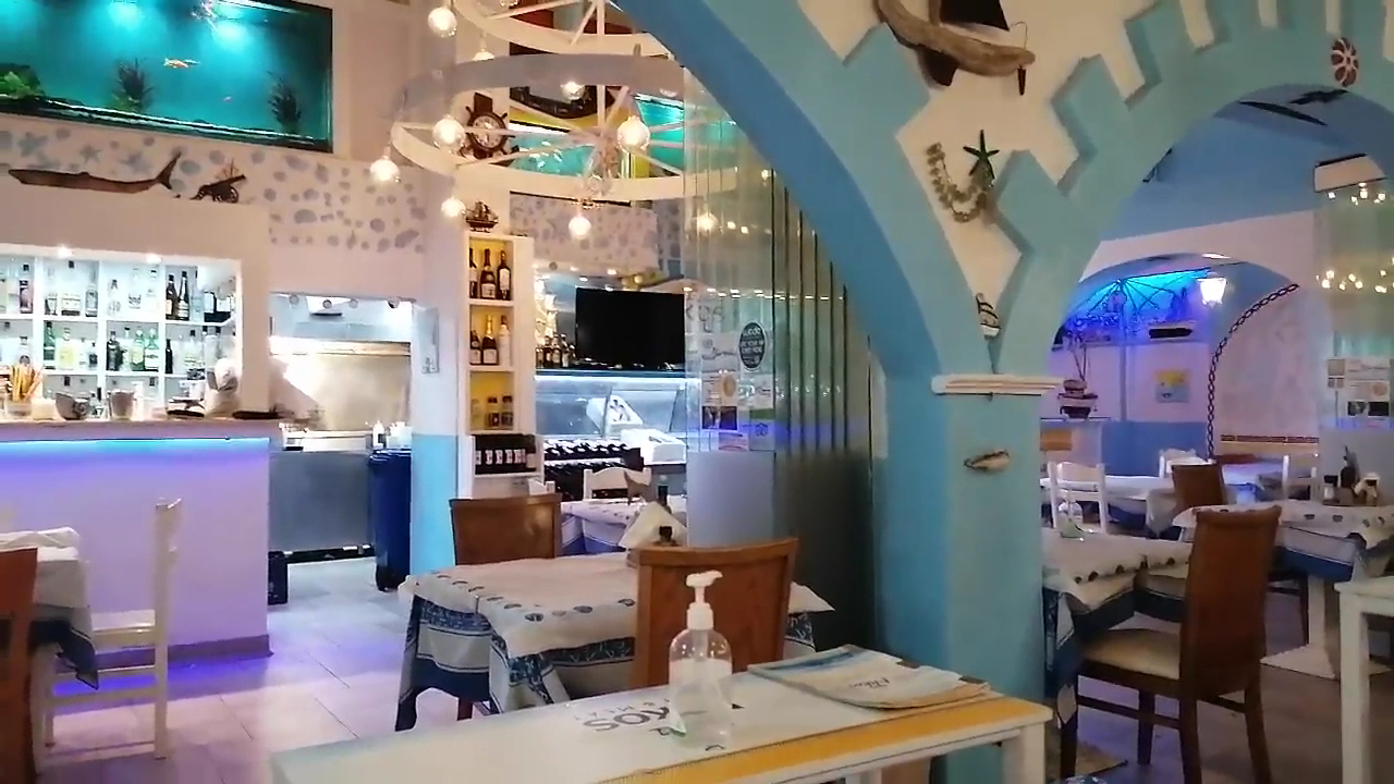 Atlantis Boutique City Hotel tematiskais restorāns ar zili baltu interjeru, akvāriju un tradicionālu Grieķijas atmosfēru