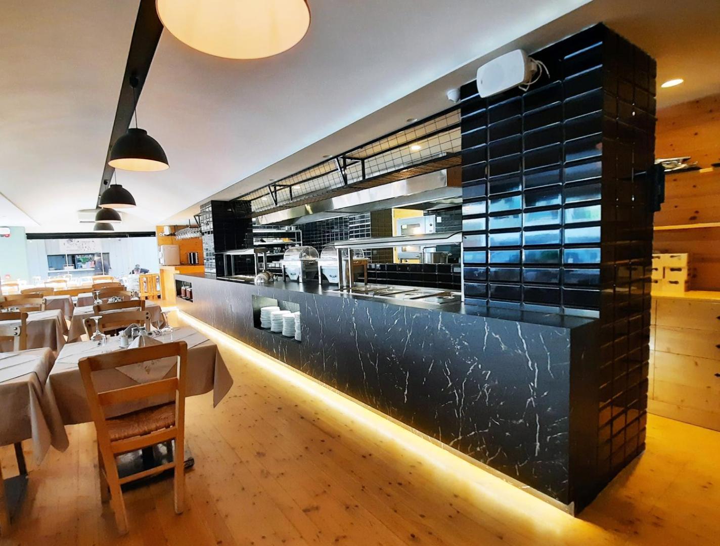Atlantis Boutique City Hotel bufetes zona ar modernu melna marmora apdari un brokastu galdiem restorānā