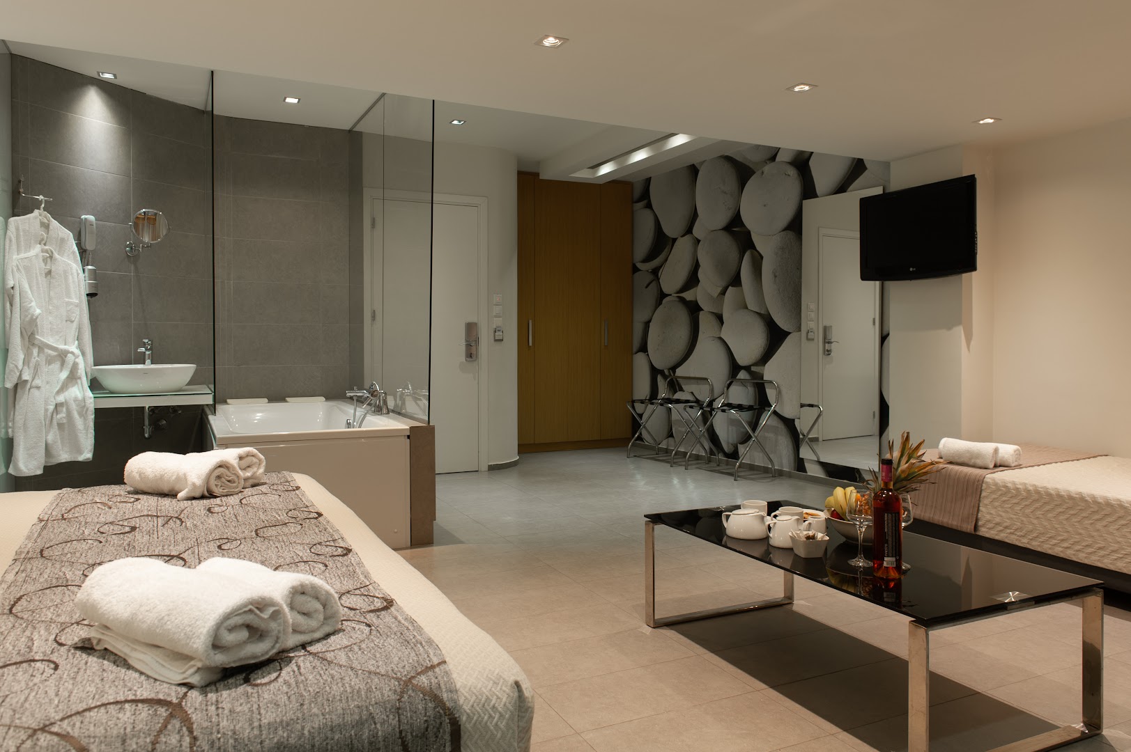 Atlantis Boutique City Hotel luksusa numurs ar atvērtā plānojuma vannas istabu, džakuzi vannu un atpūtas zonu Rodas pilsētā