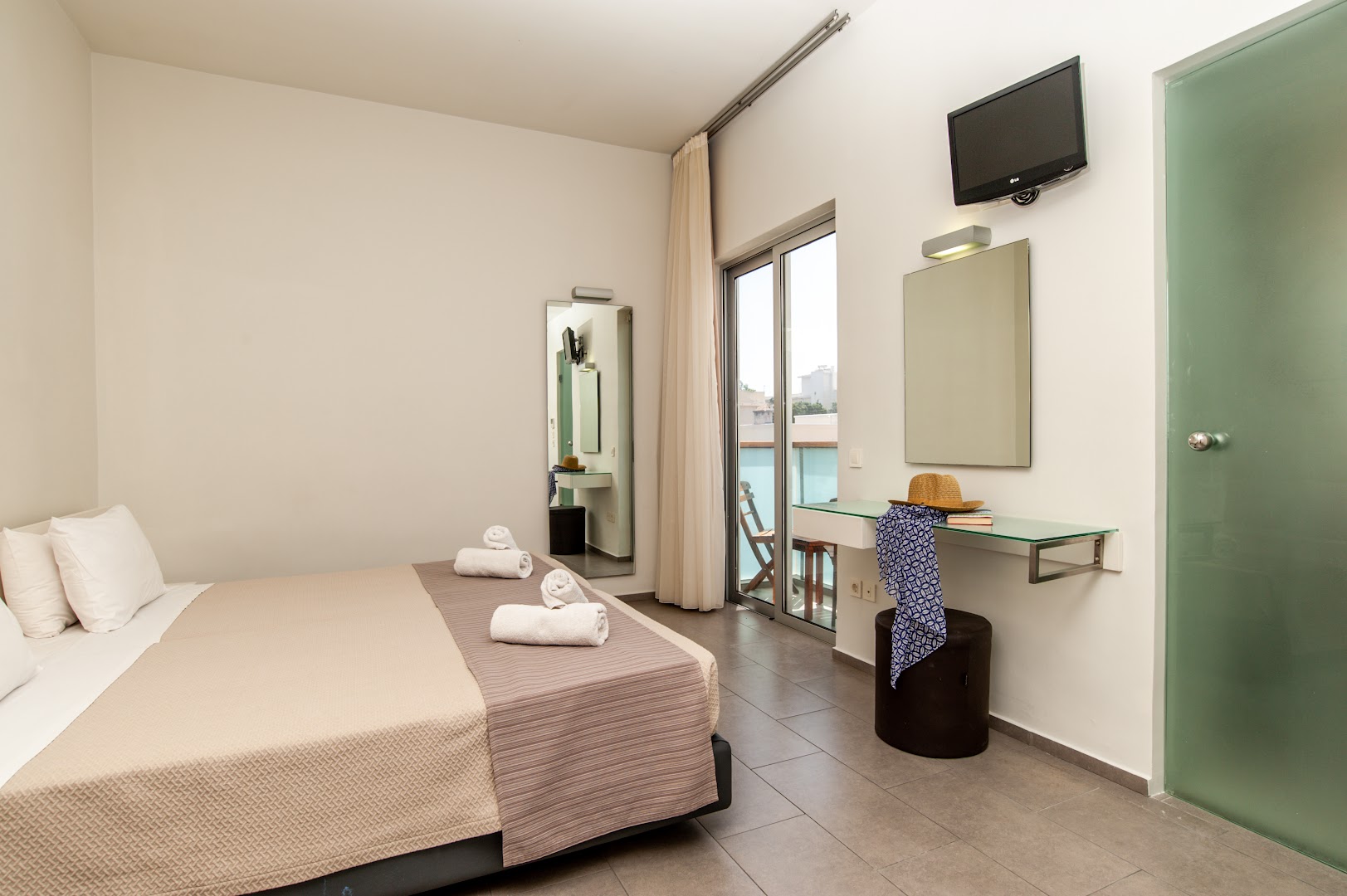 Atlantis Boutique City Hotel numura interjers ar darba virsmu, spoguli un piekļuvi balkonam pilsētas centrā