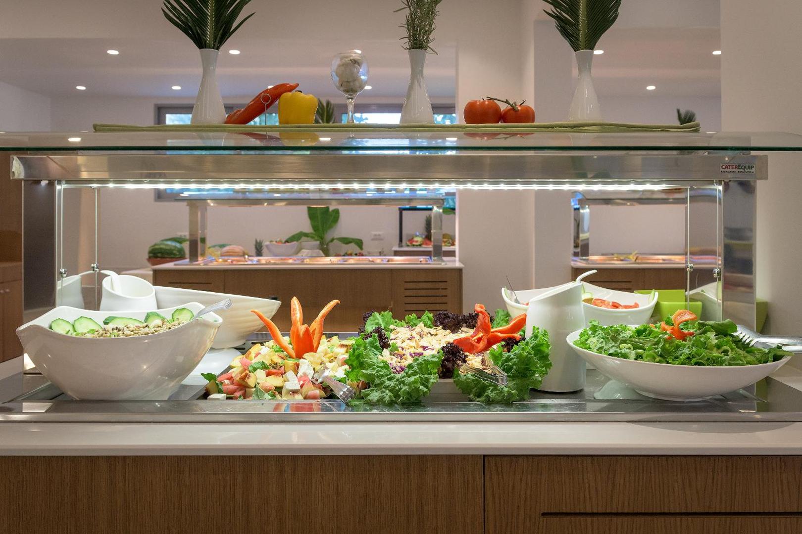 Olive Garden Hotel restorāna bufetes līnija ar svaigiem salātiem, dārzeņiem un uzkodām — daudzveidīga Vidusjūras virtuve