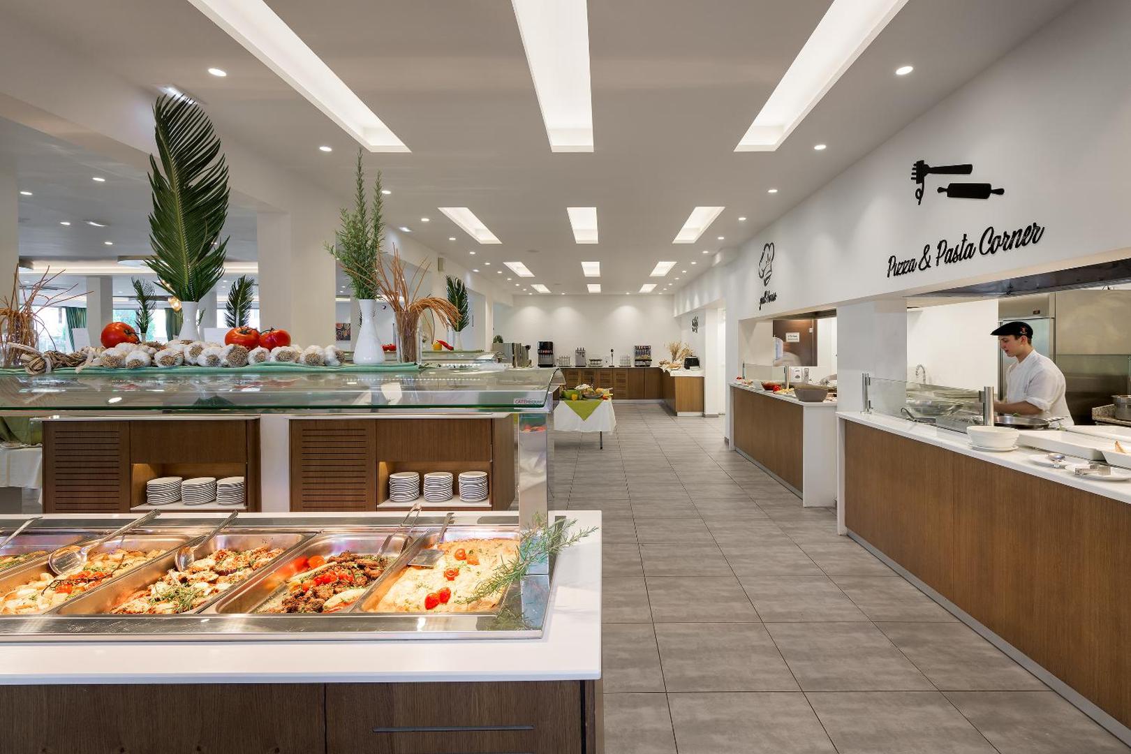 Olive Garden Hotel galvenais restorāns Rodas salā ar bagātīgu bufetes tipa galdu, svaigiem dārzeņiem un picu staciju
