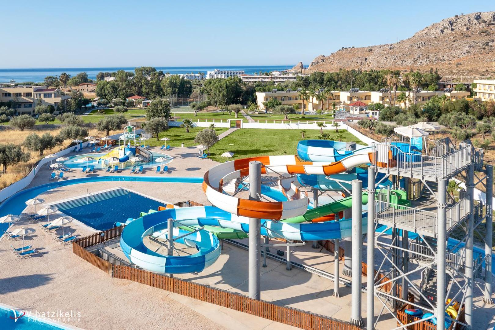 Olive Garden Hotel ūdens atrakciju parks ar skatu uz jūru un kalniem Rodas salā — plaša teritorija ar vairākiem slidkalniņiem