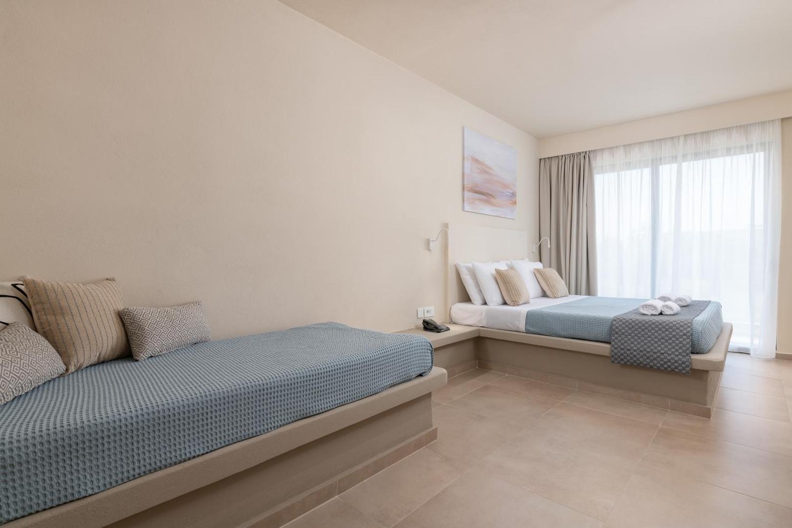 Olive Garden Hotel ģimenes numurs ar divguļamo gultu un papildu dīvāngultu bērnam, gaišos un zilganos toņos