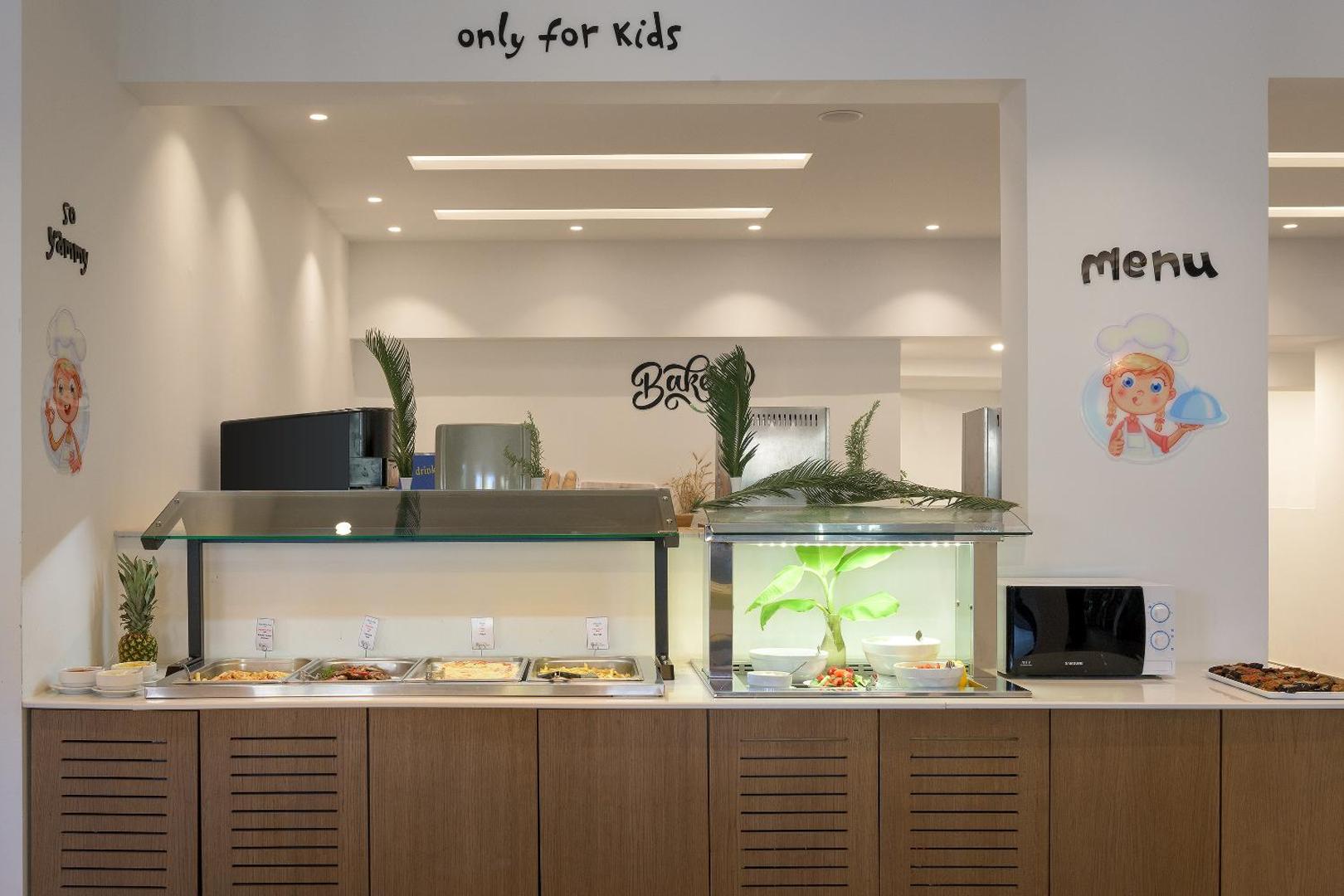 Olive Garden Hotel bērnu bufetes zona ar speciālu ēdienkarti un krāsainiem dekoriem — veselīgas maltītes mazākajiem viesiem
