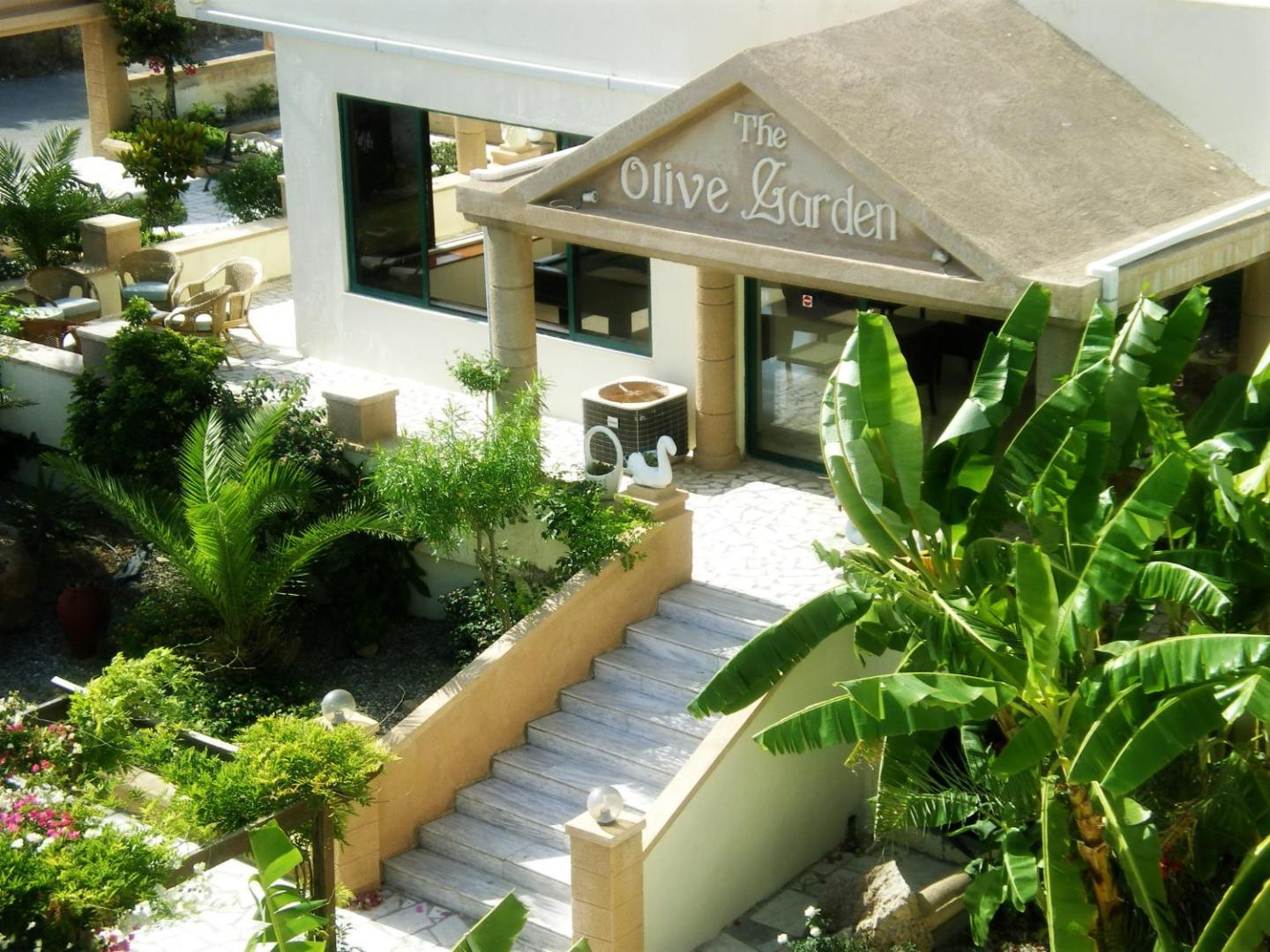 Olive Garden Hotel ieeja ar uzrakstu The Olive Garden, marmora kāpnēm un eksotiskiem augiem Lardas reģionā