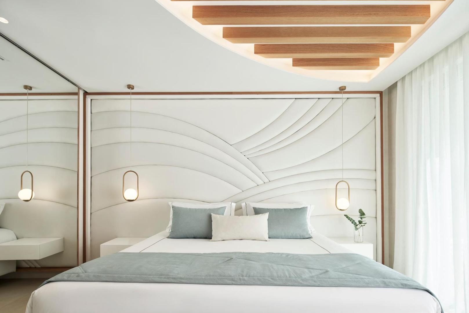 Mayia Exclusive Resort & SPA luksusa numura interjers ar dizaina elementiem Rodā — eleganta gulta un mīksts apgaismojums