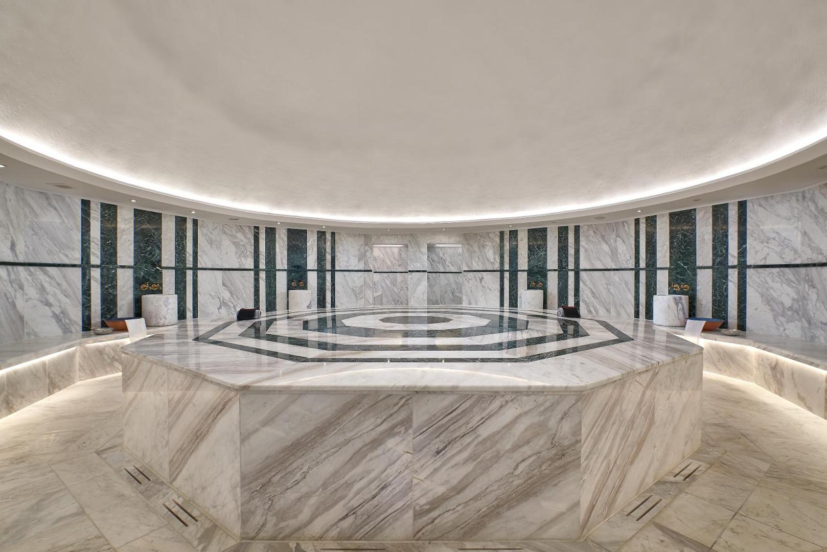 Mayia Exclusive Resort & SPA spa centra tradicionālais turku hamams ar marmora apdari un centrālo akmens platformu relaksācijai