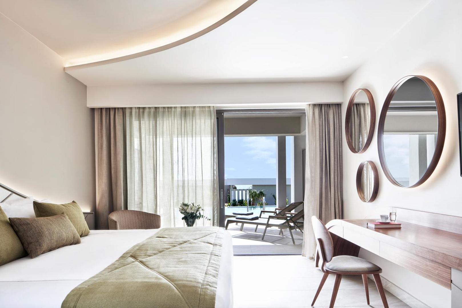 Mayia Exclusive Resort & SPA numurs ar tiešu piekļuvi baseinam Rodā — sauļošanās krēsli uz terases un mūsdienīgs dizains
