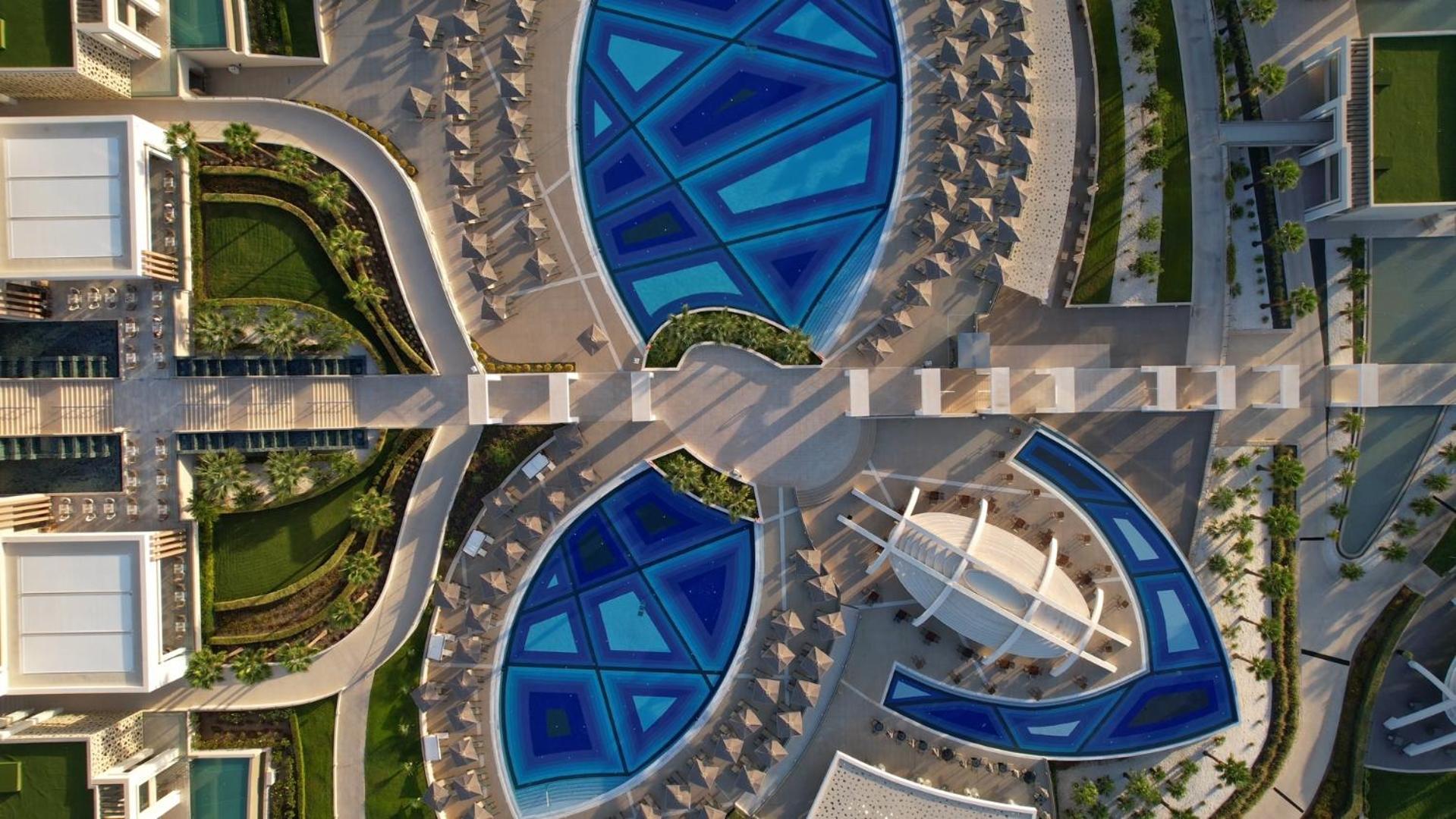 Mayia Exclusive Resort & SPA skats no putna lidojuma uz dizaina baseiniem Rodas salā — ģeometriski raksti un saulessargu zonas