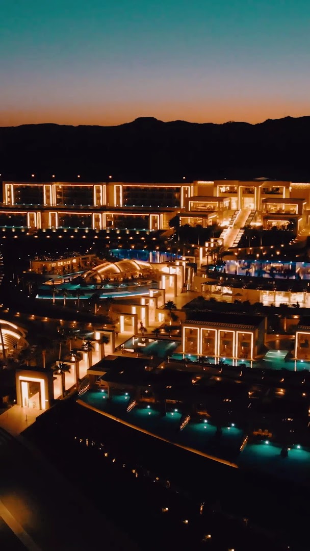 Mayia Exclusive Resort & SPA nakts skats no augšas ar izgaismotiem baseiniem un numuriem ar tiešu piekļuvi baseinam