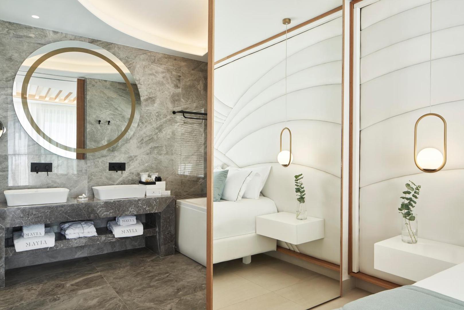 Mayia Exclusive Resort & SPA dizaina numurs ar marmora vannas istabas zonu un modernu guļamistabas interjeru baltos toņos