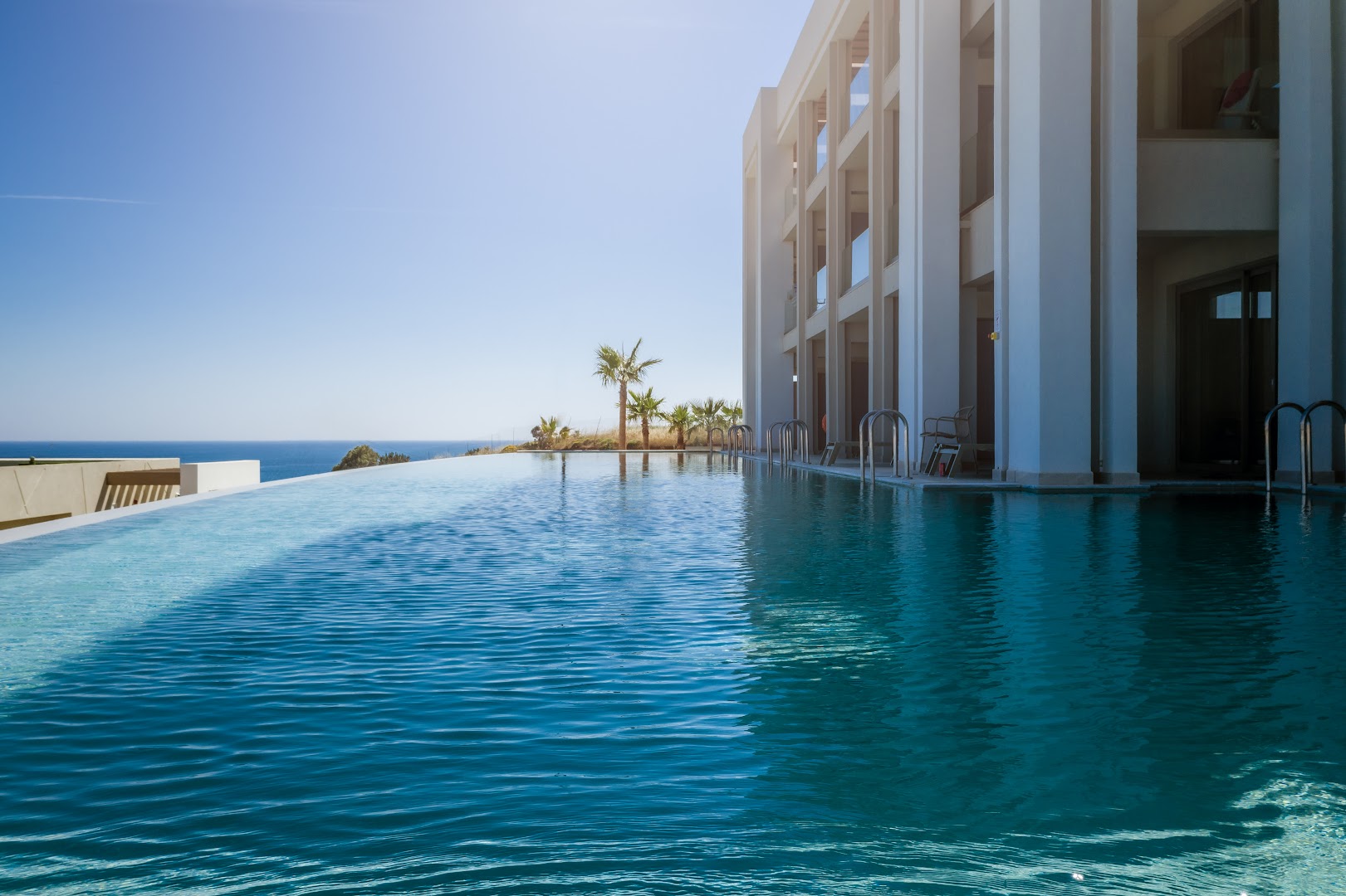 Mayia Exclusive Resort & SPA baseins ar pārplūdes malu un skatu uz jūru Rodā — numuri ar tiešu piekļuvi baseinam