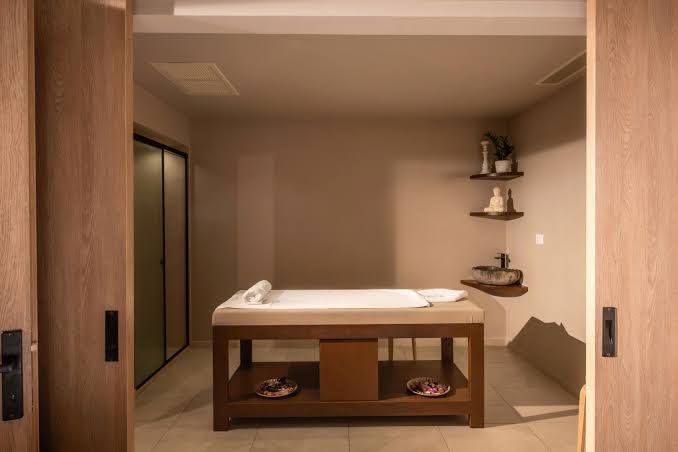 Aelius Hotel and Spa procedūru telpa ar masāžas galdu un mierīgu apgaismojumu — spa centrs relaksācijai un labsajūtai