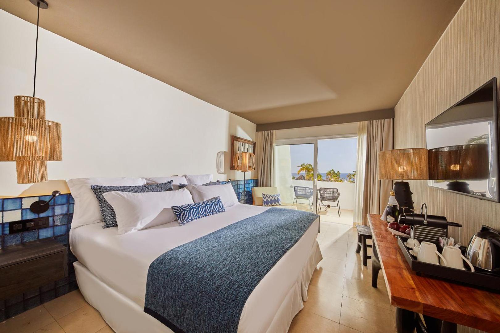 Dreams Jardin Tropical Resort & Spa moderns numurs ar lielu gultu, balkonu un skatu uz okeānu Tenerifē, Spānijā