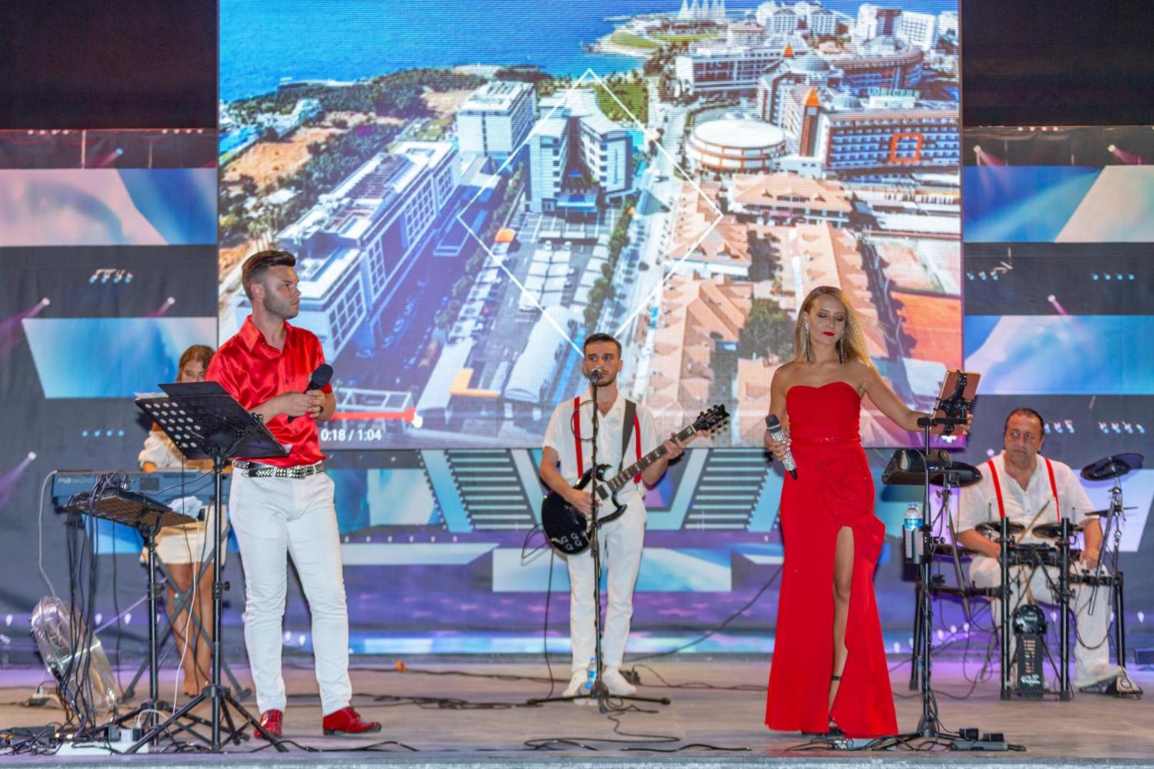 Dzīvās mūzikas priekšnesums uz Lonicera Premium skatuves vakara izklaides programmas laikā ar dziedātājiem un mūziķiem
