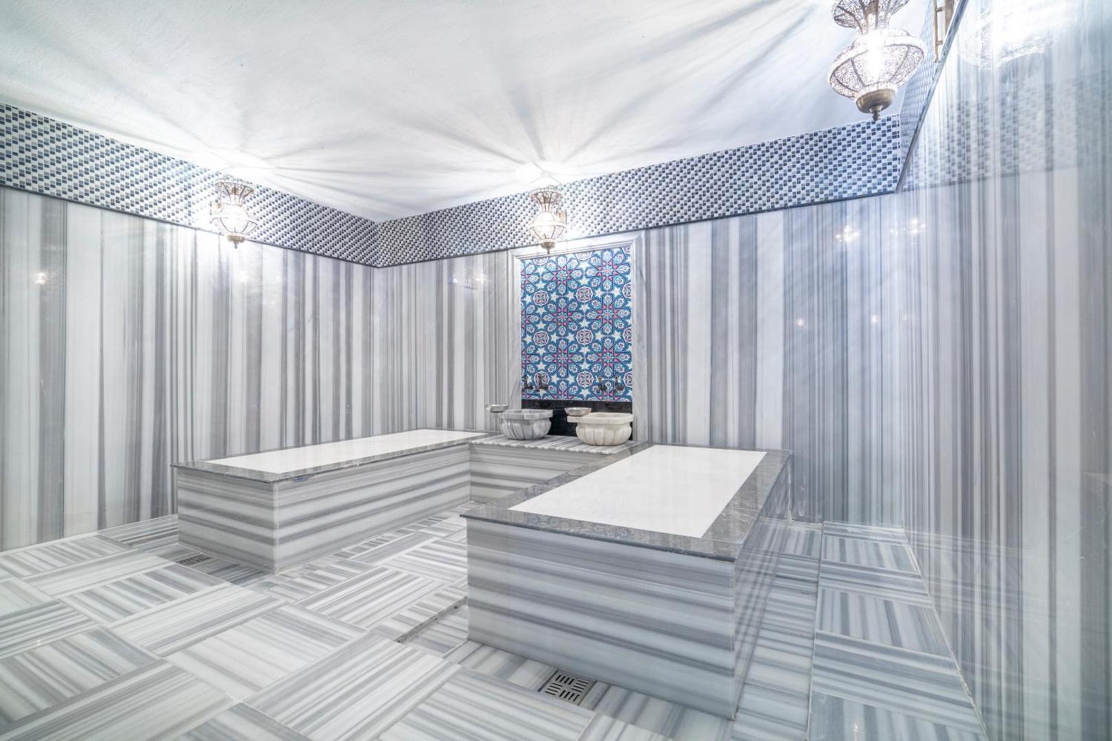 Lonicera Premium spa centra tradicionālais turku hamams ar marmora apdari, dekoratīvām flīzēm un autentiskiem gaismas ķermeņiem