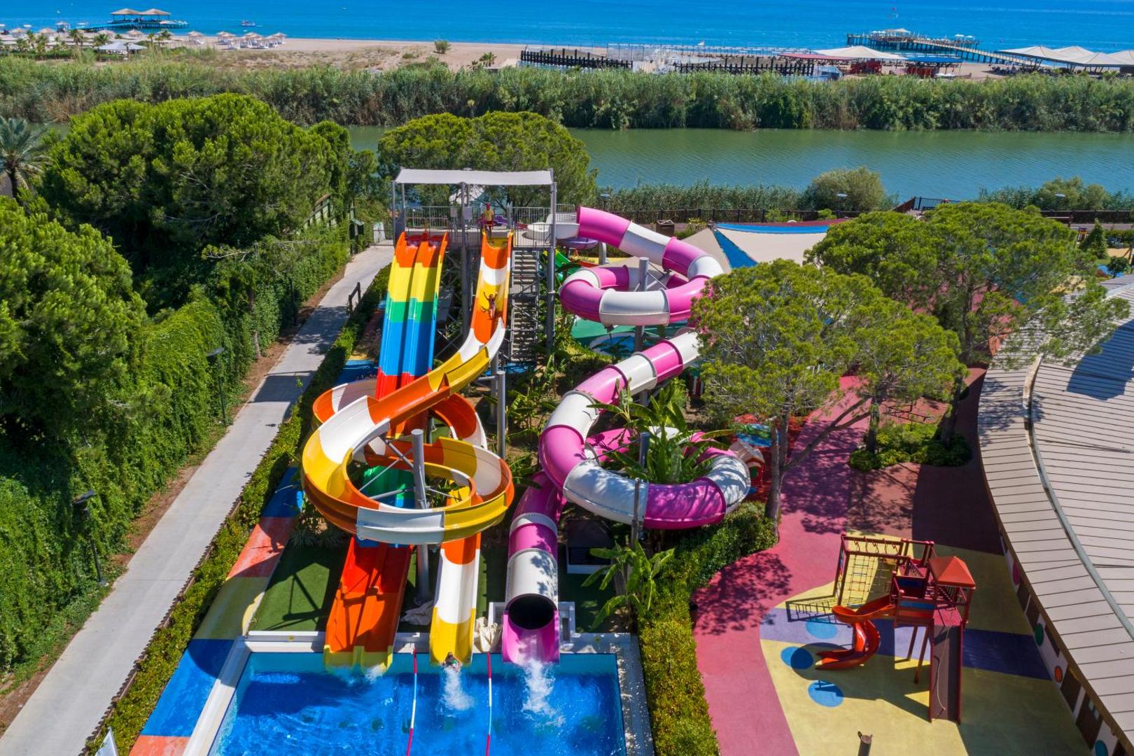 Xanadu Resort Hotel akvaparks ar krāsainiem ūdens slidkalniņiem, bērnu rotaļu laukumu un skatu uz upi un jūru Belekā