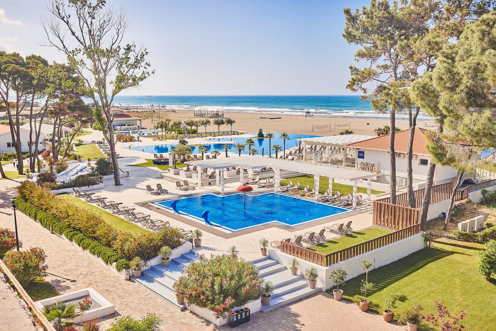 Azul Beach Resort Montenegro panorāmas skats uz baseiniem, bērnu zonu un plašo smilšu pludmali Adrijas jūras krastā