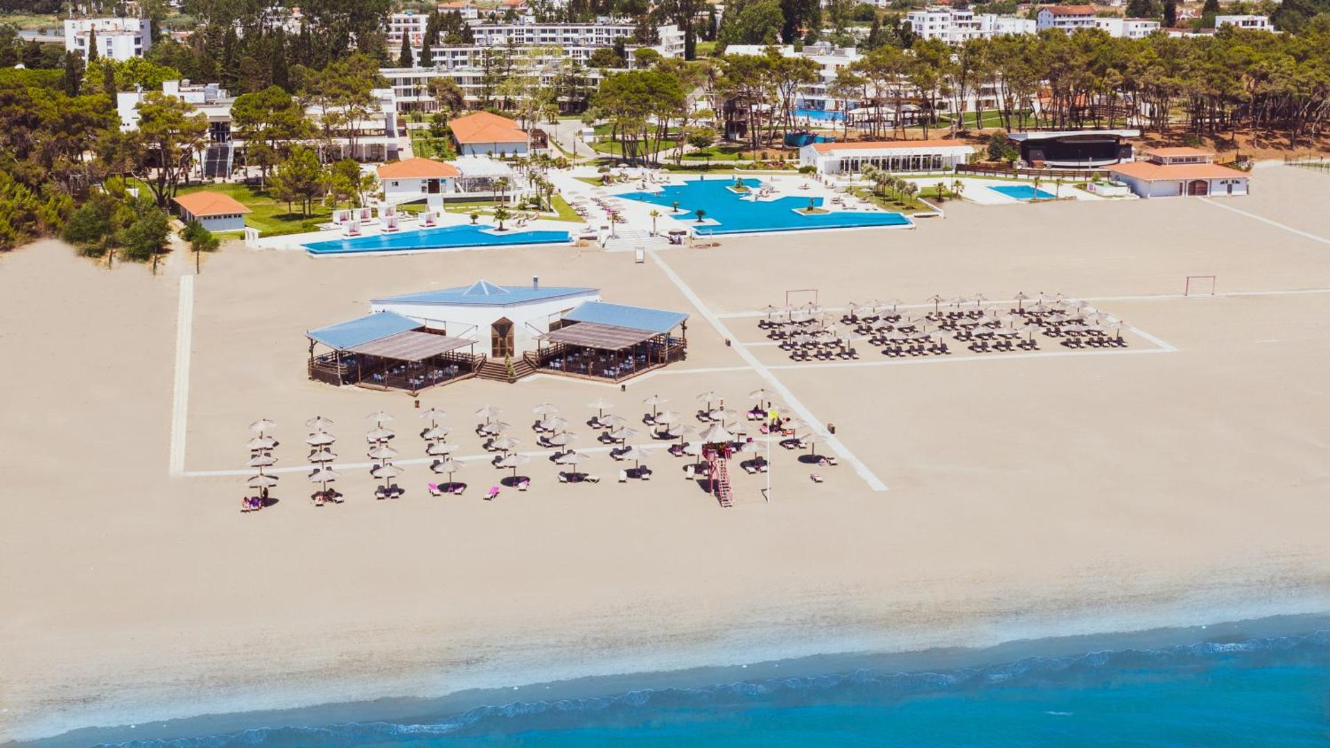 Azul Beach Resort Montenegro panorāmas skats uz plašo smilšu pludmali, āra baseiniem un restorānu piekrastē Ulciņā