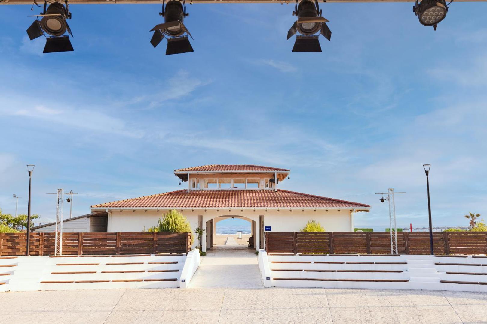 Azul Beach Resort Montenegro brīvdabas amfiteātris un pasākumu norises vieta ar skatu uz jūru caur arkas eju