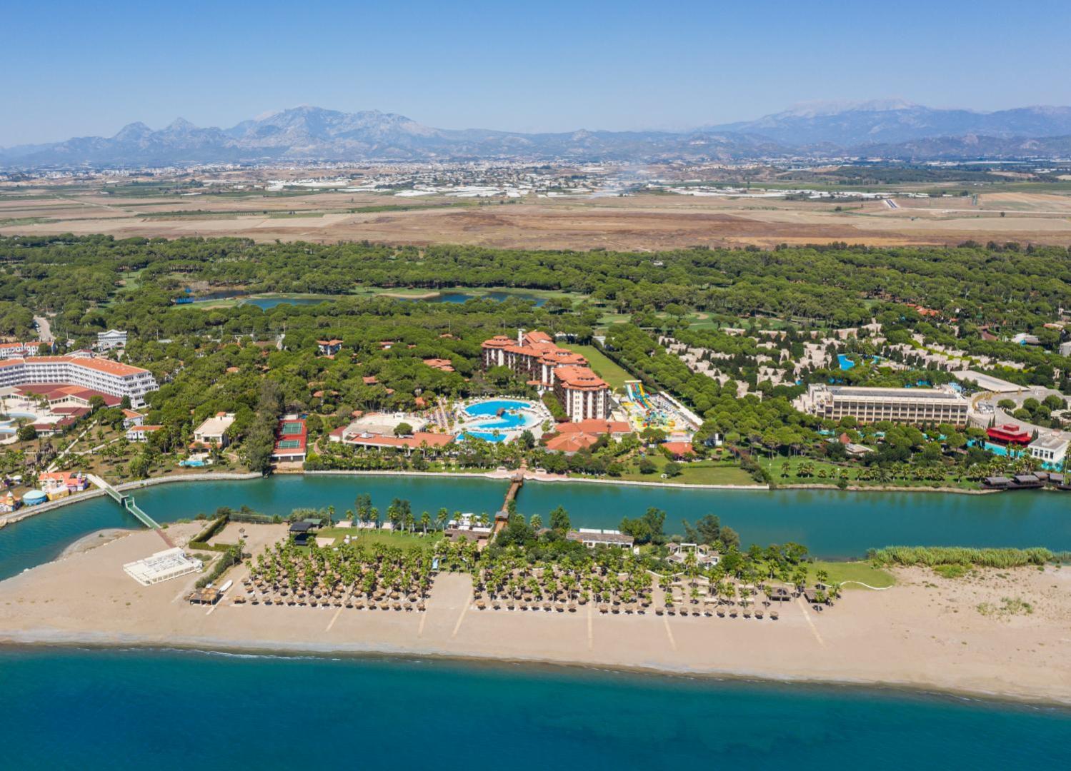 Selectum Family Resort Belek skats no putna lidojuma — plaša teritorija ar baseiniem, upi un privātu pludmali Antalijas piekrastē